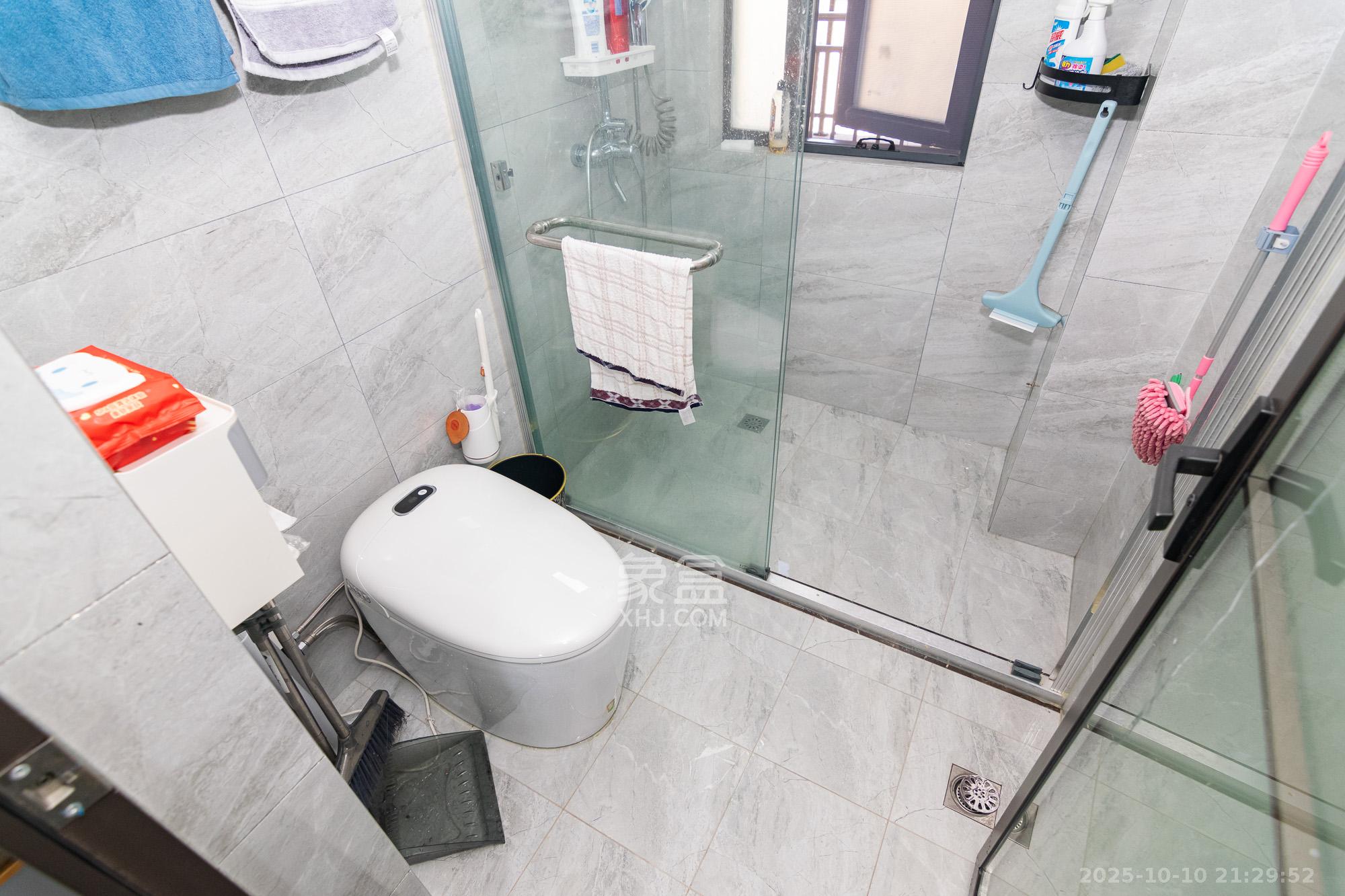 绿地香树花城 3室2厅2卫 79.9万 绿地香树花城 3室2厅2卫 79.9万卫生间