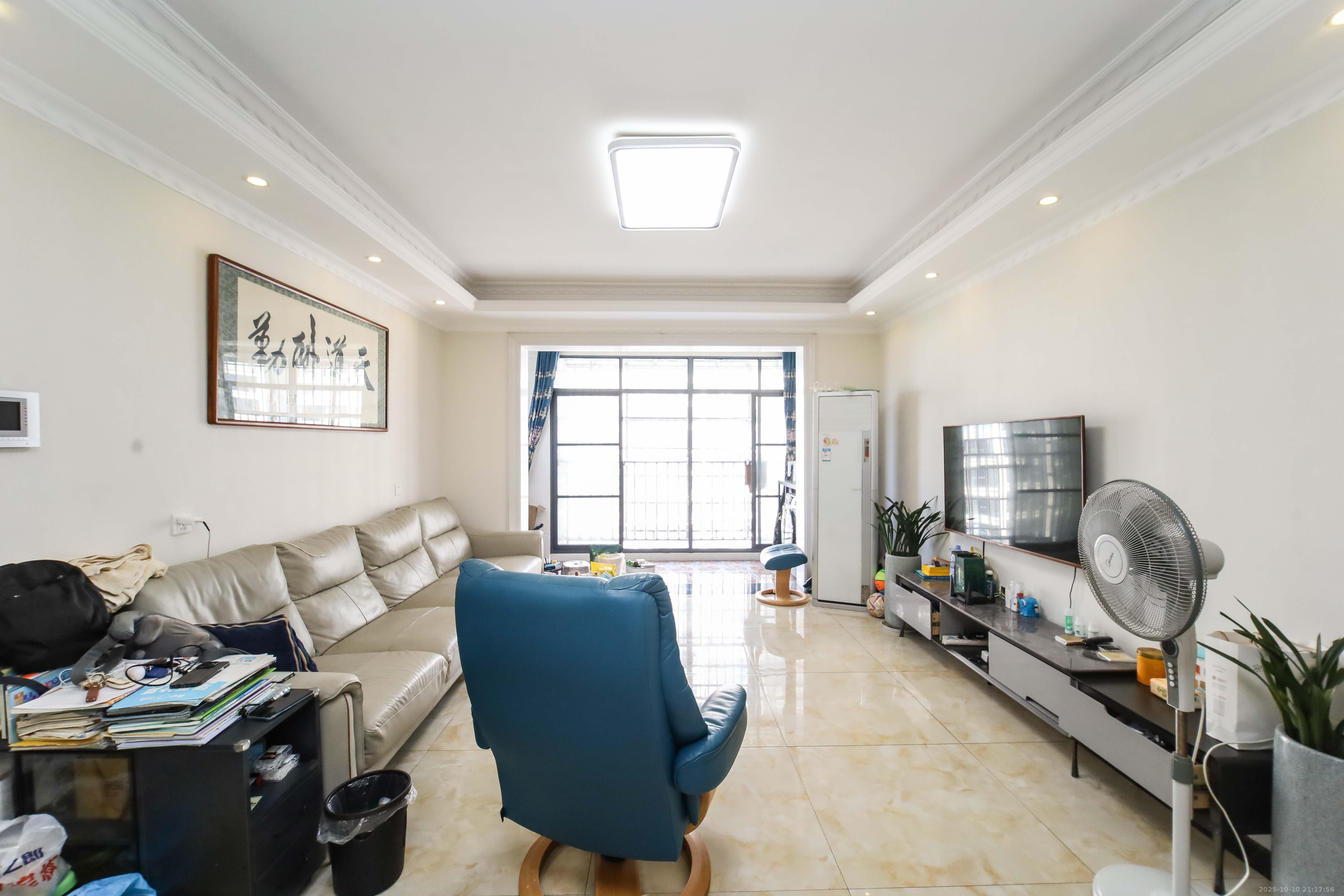 江河东澜湾  3室2厅2卫    135.0万客厅