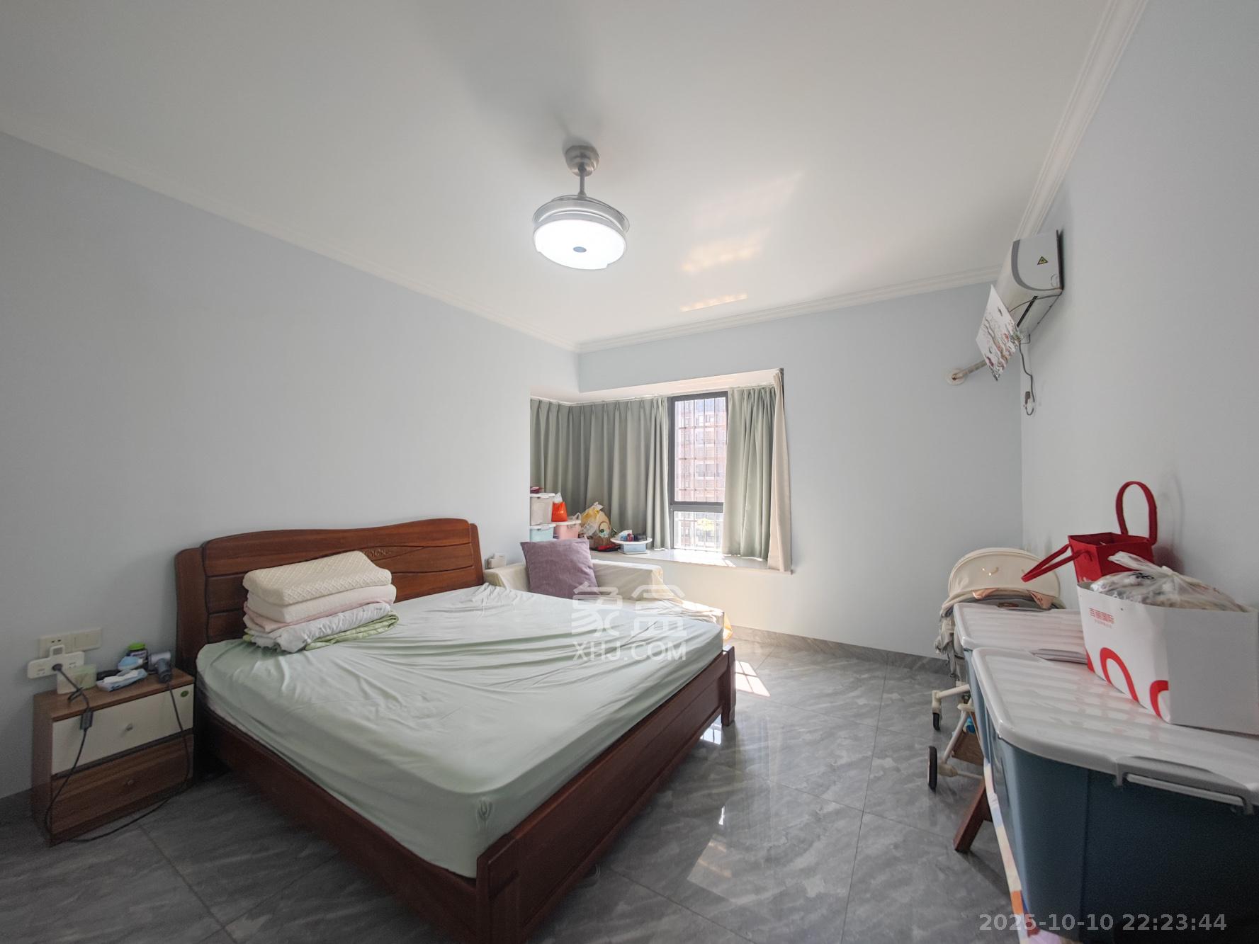 华银天际  5室2厅2卫    178.0万 华银天际  5室2厅2卫    178.0万卧室