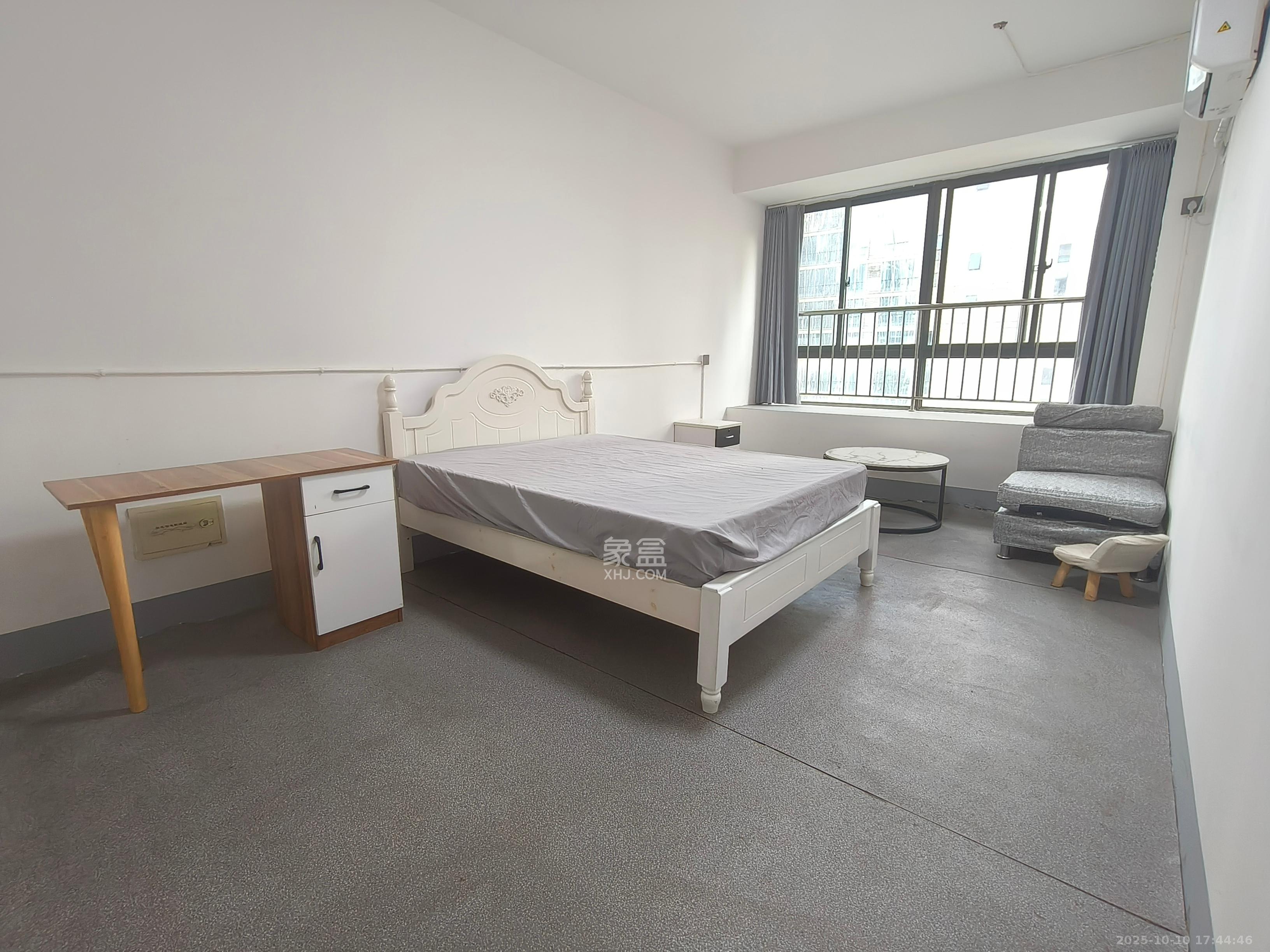 湖南省地震局单位宿舍  5室2厅2卫    2400.0元/月 湖南省地震局单位宿舍  5室2厅2卫    2400.0元/月