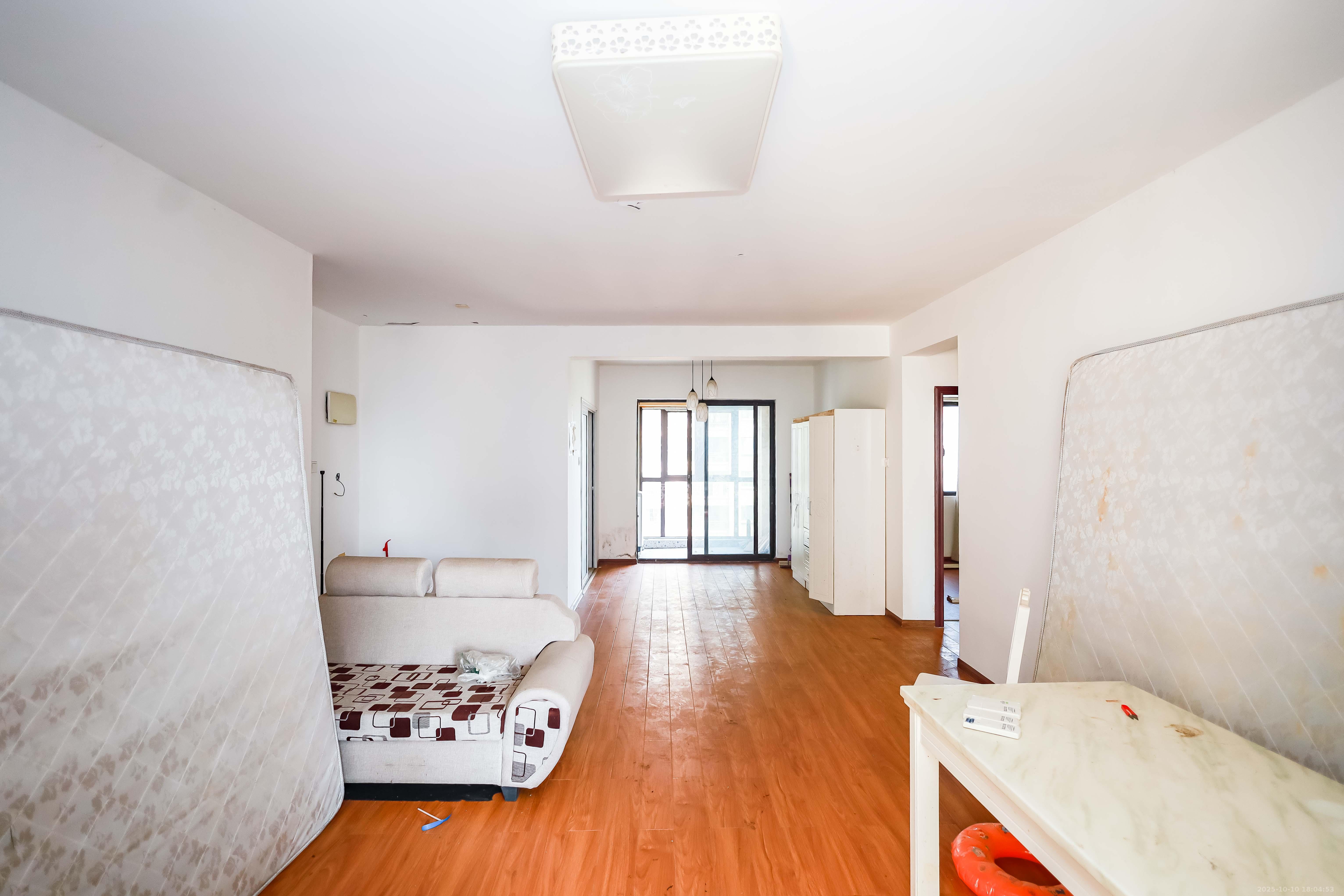 奥克斯缔壹城  4室2厅2卫    128.0万 奥克斯缔壹城  4室2厅2卫    128.0万客厅