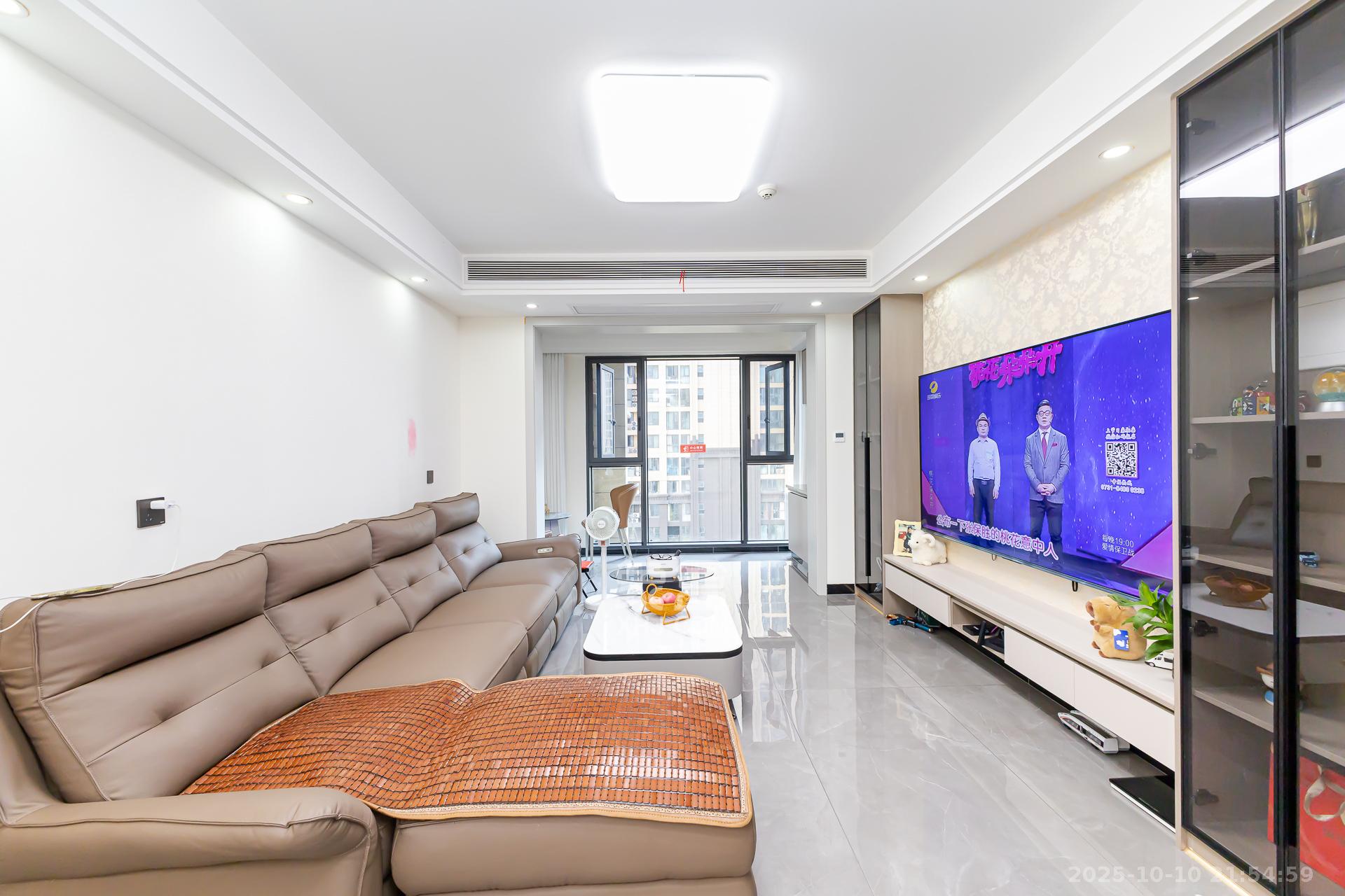 明发阅江悦府  3室2厅2卫    115.0万 明发阅江悦府  3室2厅2卫    115.0万客厅