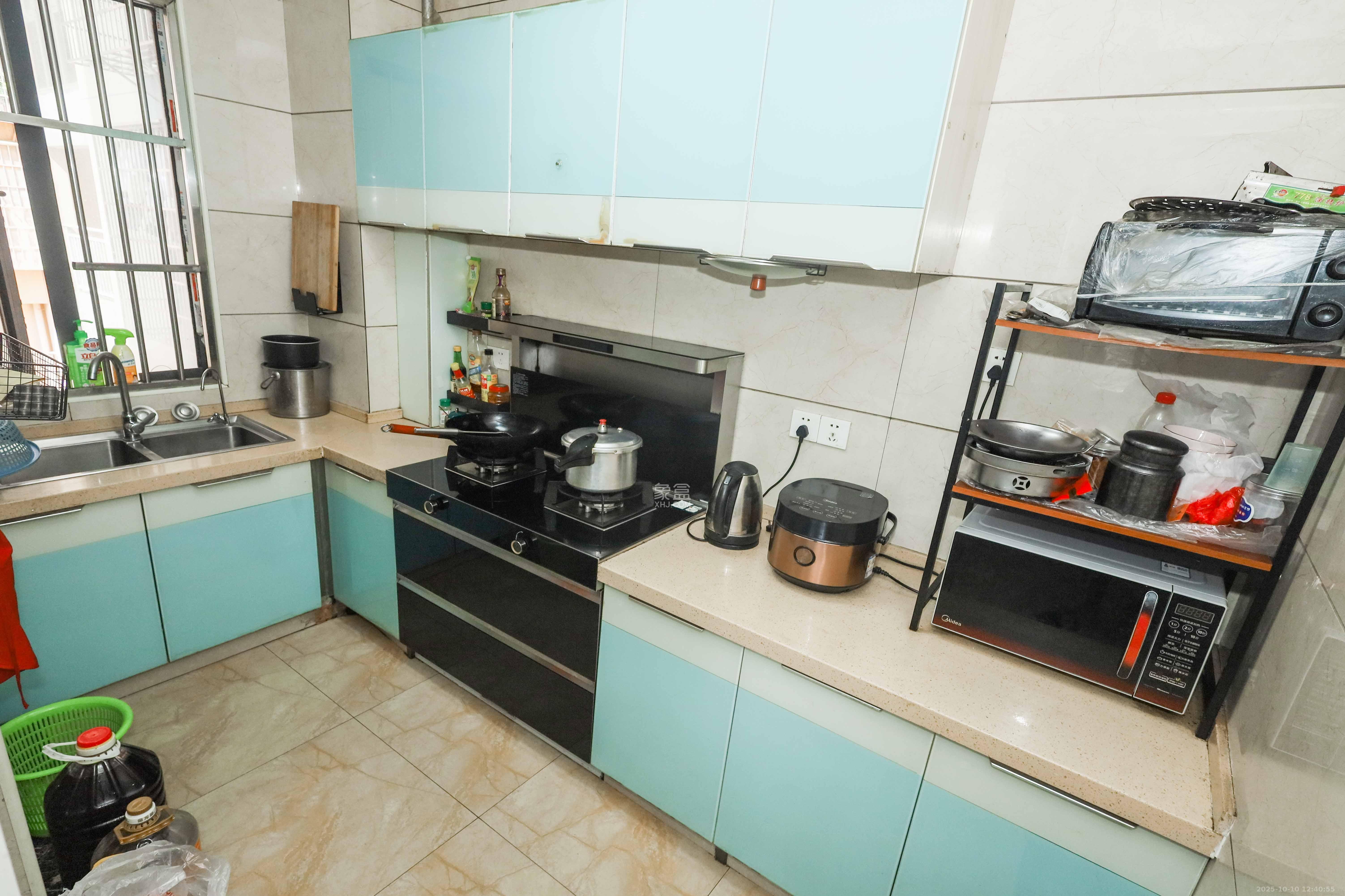 润芳园  4室2厅2卫    120.0万厨房