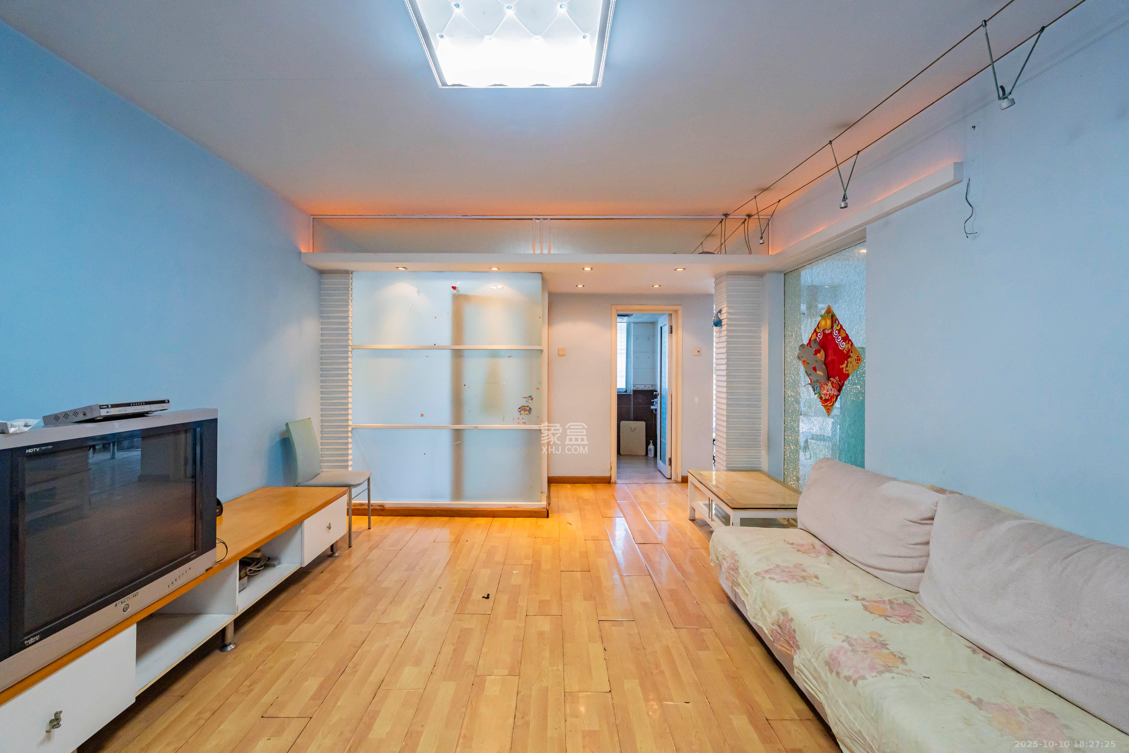 金帆小区 3室2厅2卫 79.88万 金帆小区 3室2厅2卫 79.88万客厅