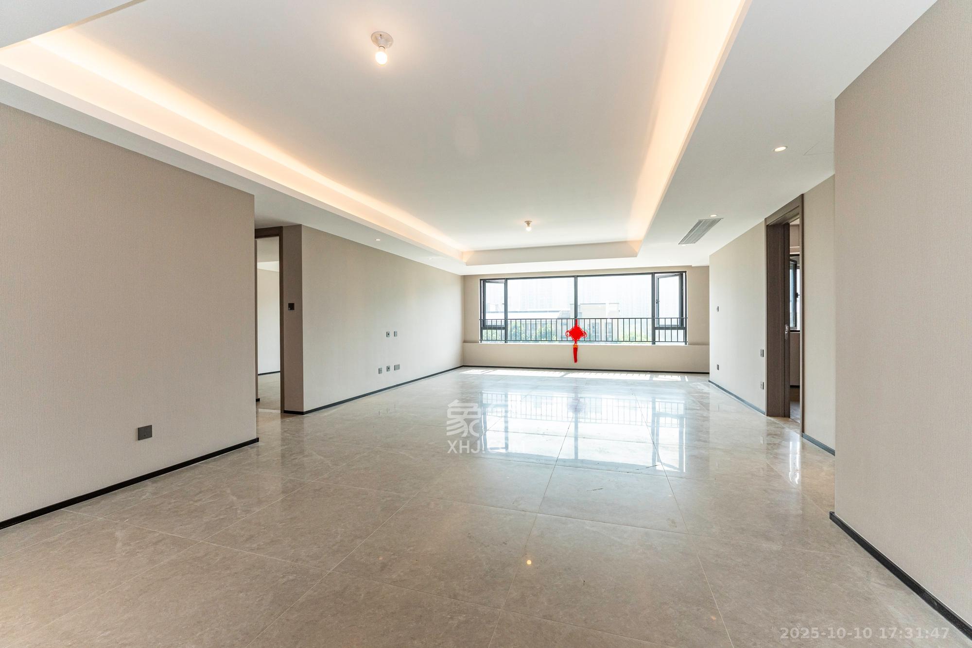 万科松湖天地  4室2厅2卫    200.0万客厅