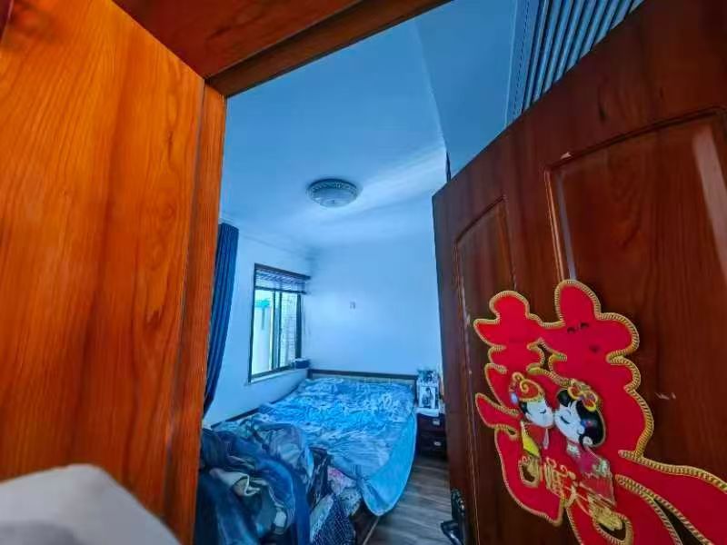 西溪美景  4室2厅2卫    72.0万客厅