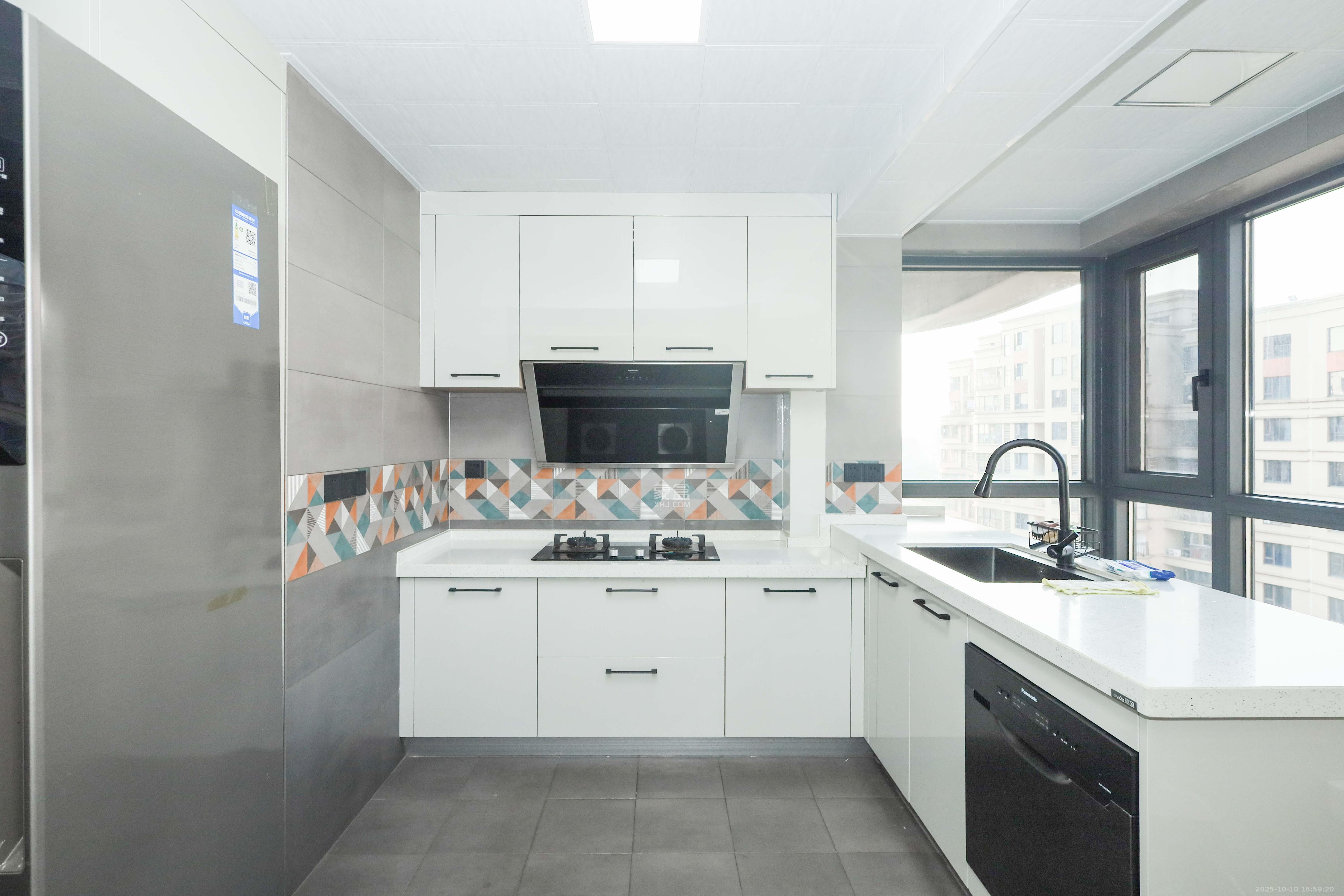 保利麓谷林语D区  4室2厅2卫    148.0万厨房