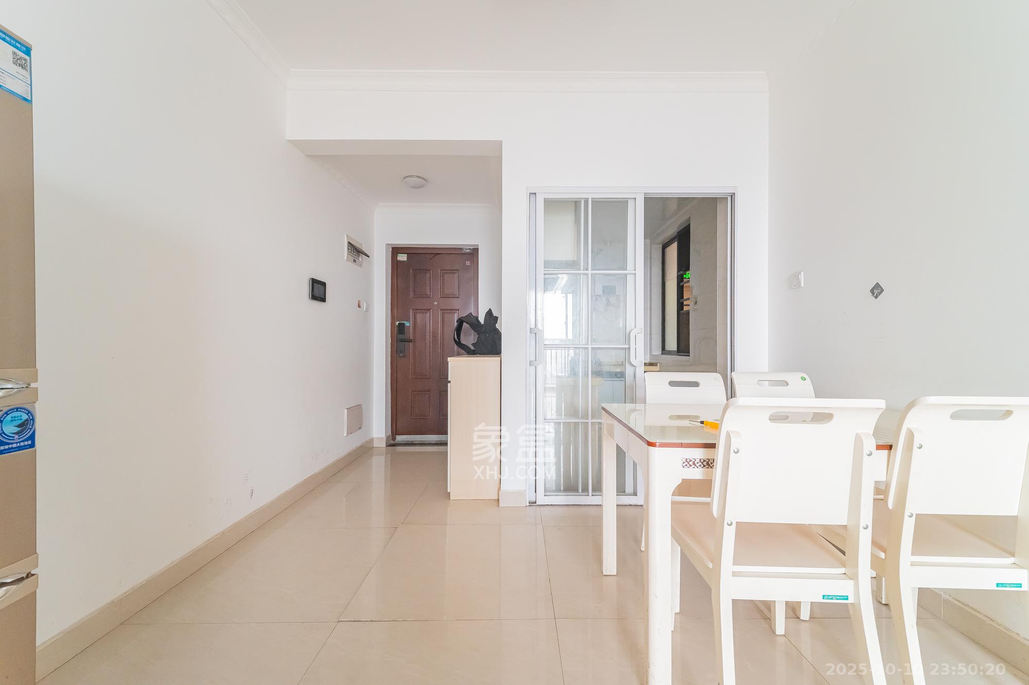 华润置地广场二期  3室2厅2卫    69.8万 华润置地广场二期  3室2厅2卫    69.8万客厅