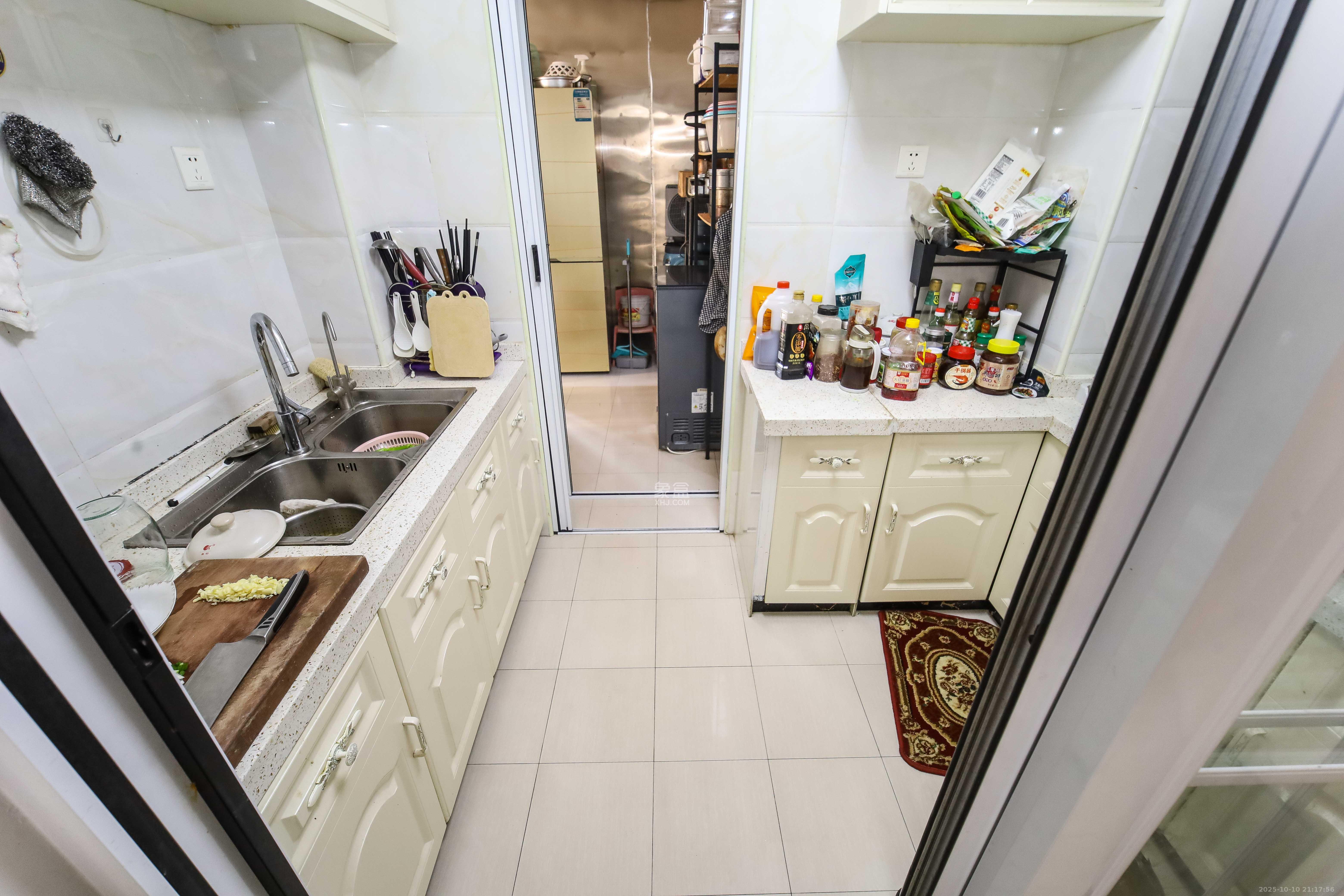 江河东澜湾  3室2厅2卫    135.0万厨房