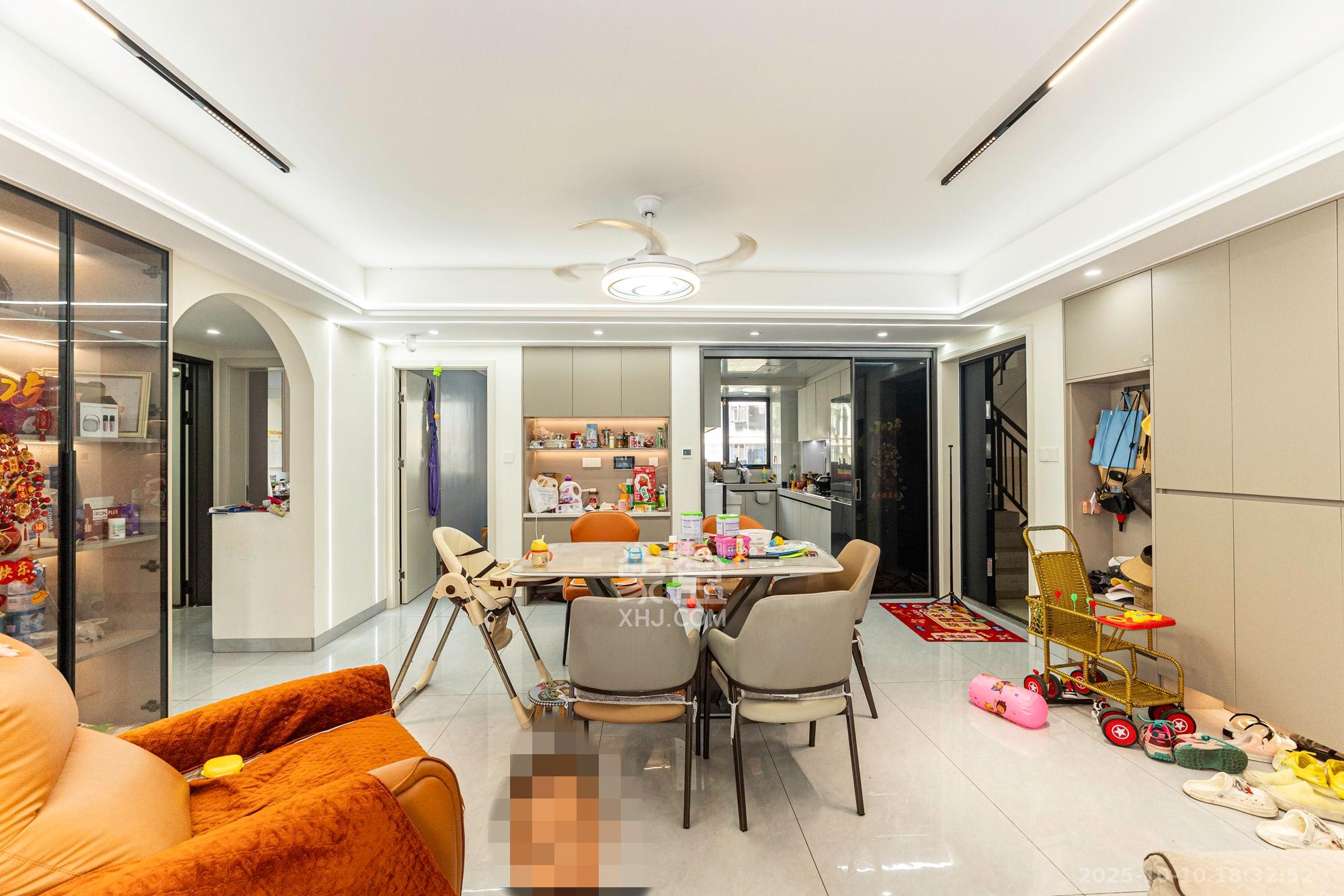 保利金香槟 3室2厅2卫 129.0万 保利金香槟 3室2厅2卫 129.0万客厅