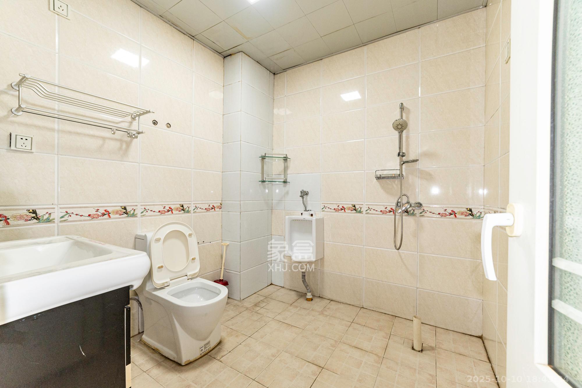 金鹰机电大市场  5室2厅2卫    106.8万卫生间