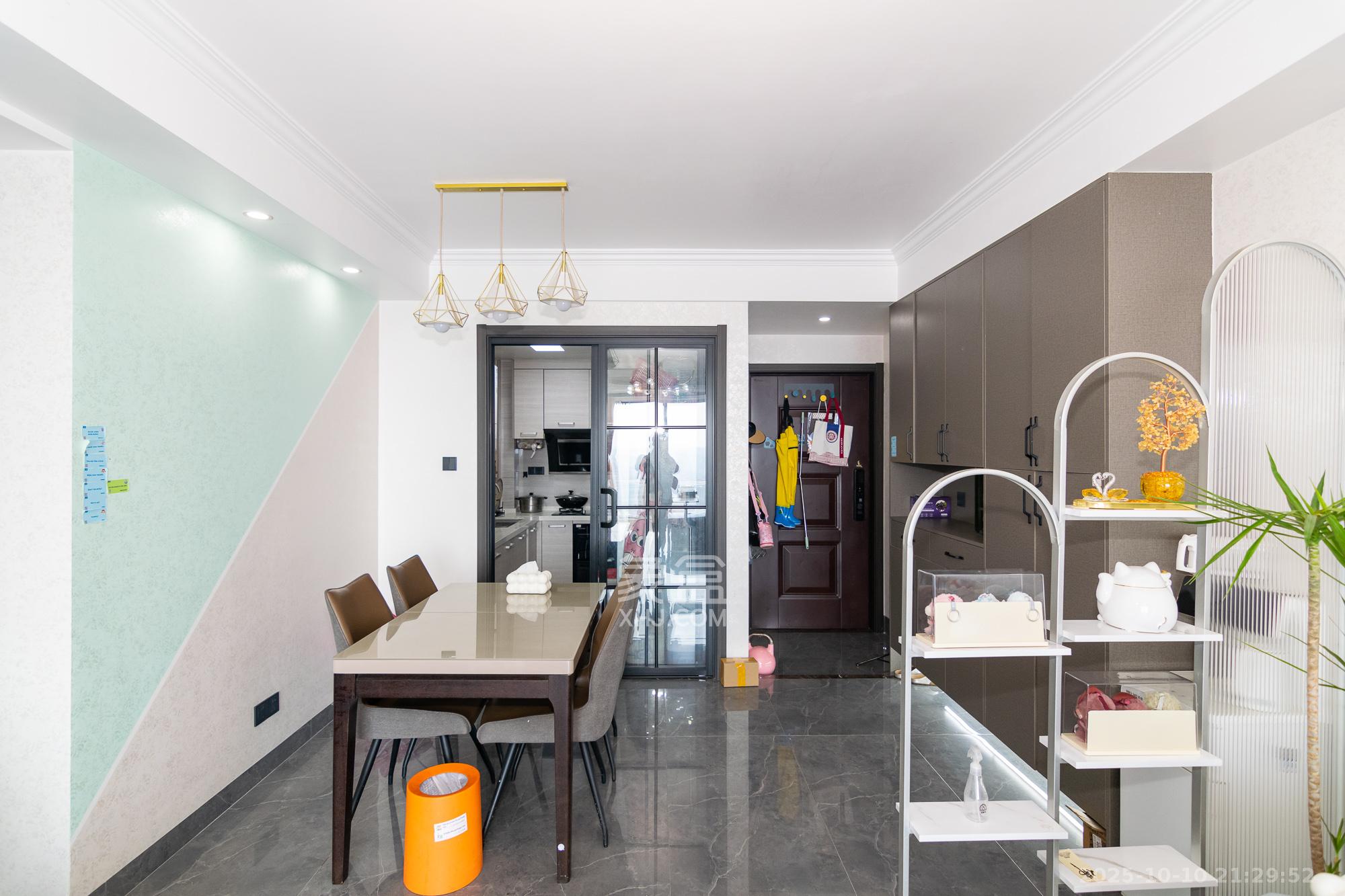 绿地香树花城 3室2厅2卫 79.9万 绿地香树花城 3室2厅2卫 79.9万客厅