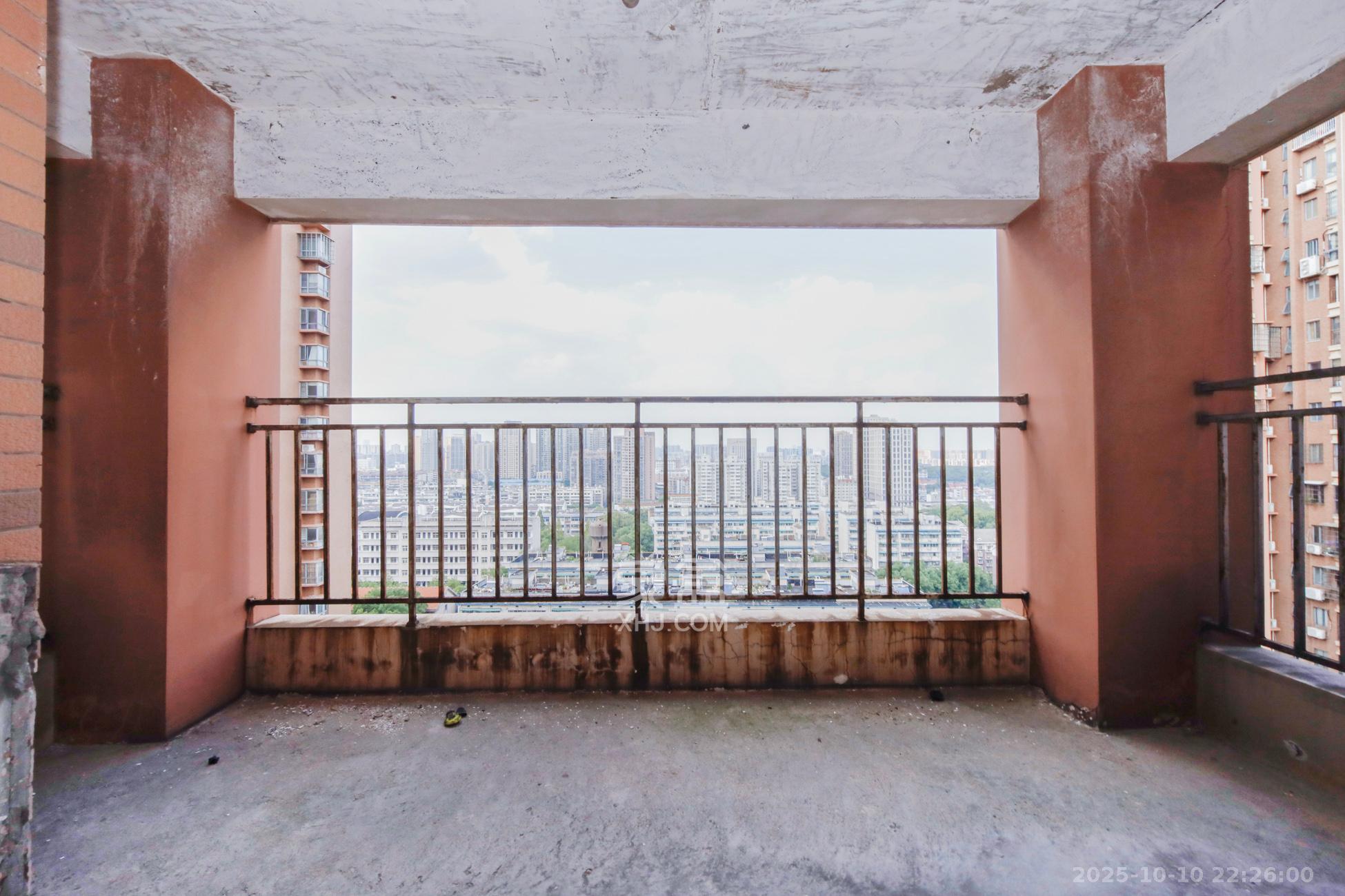 上海城小区  4室2厅2卫    168.0万阳台