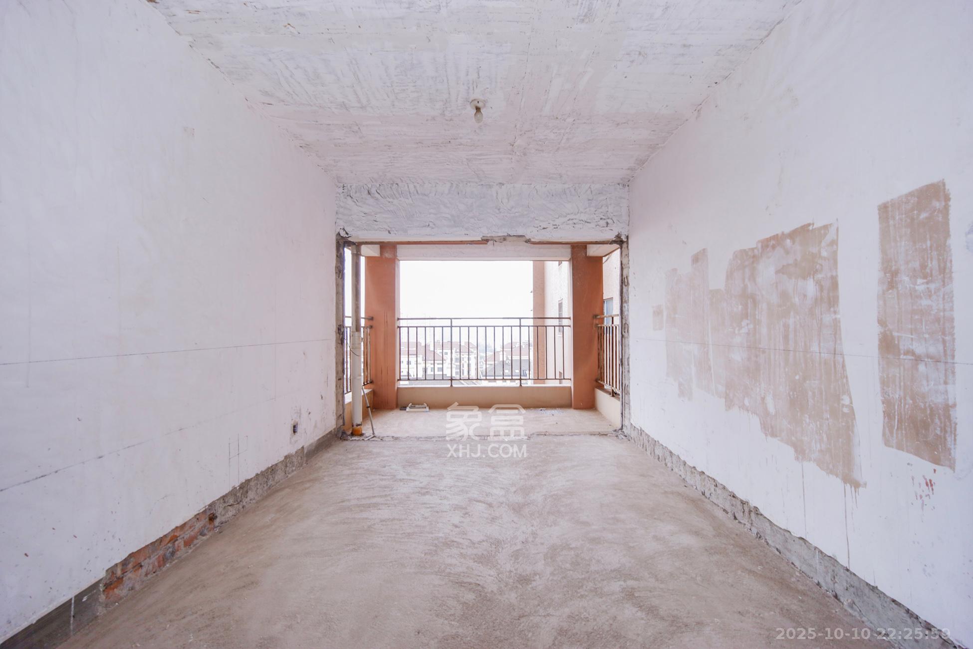 上海城小区  4室2厅2卫    168.0万客厅