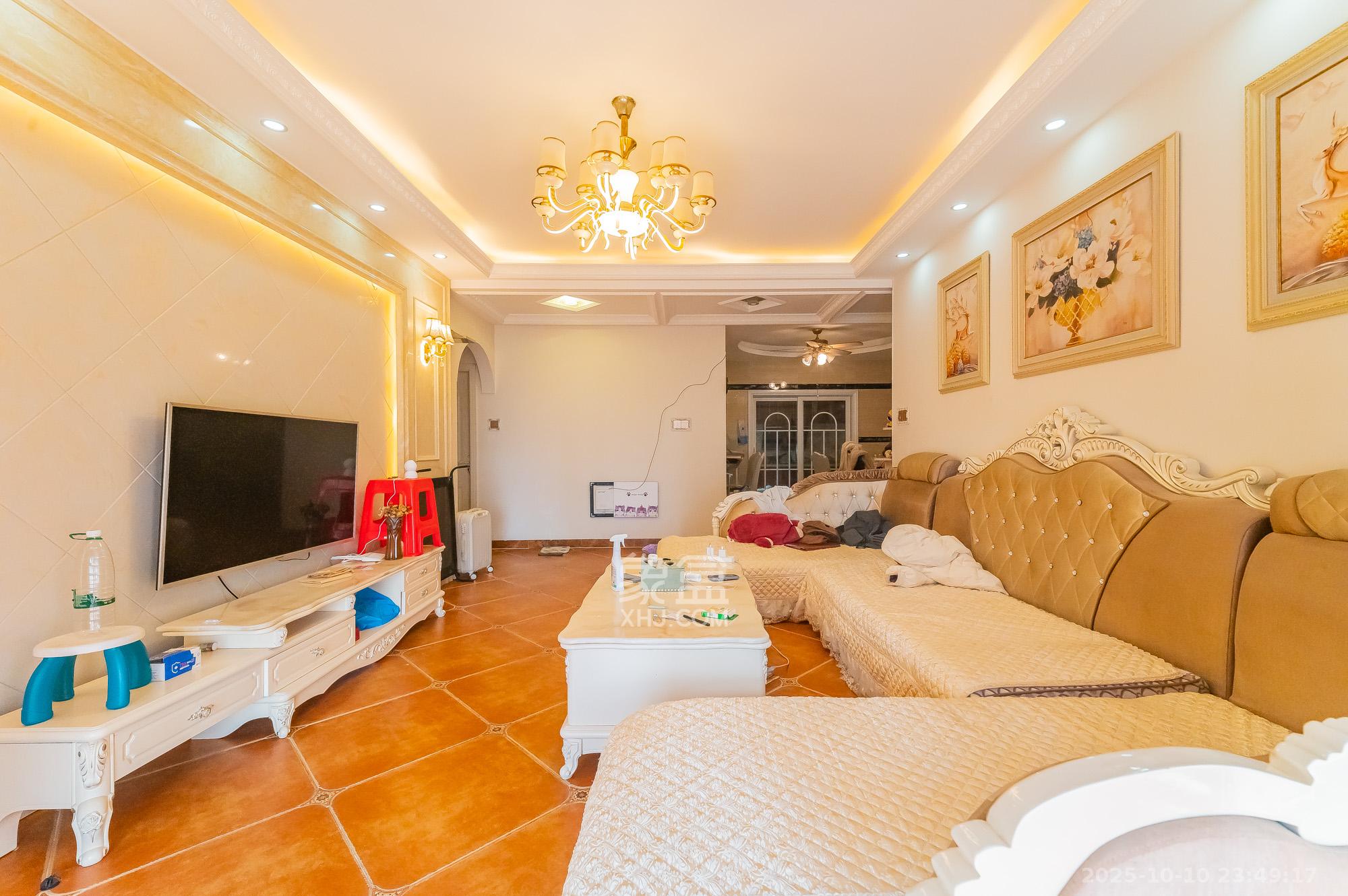 恒基凯旋门三期  3室2厅1卫    94.8万客厅