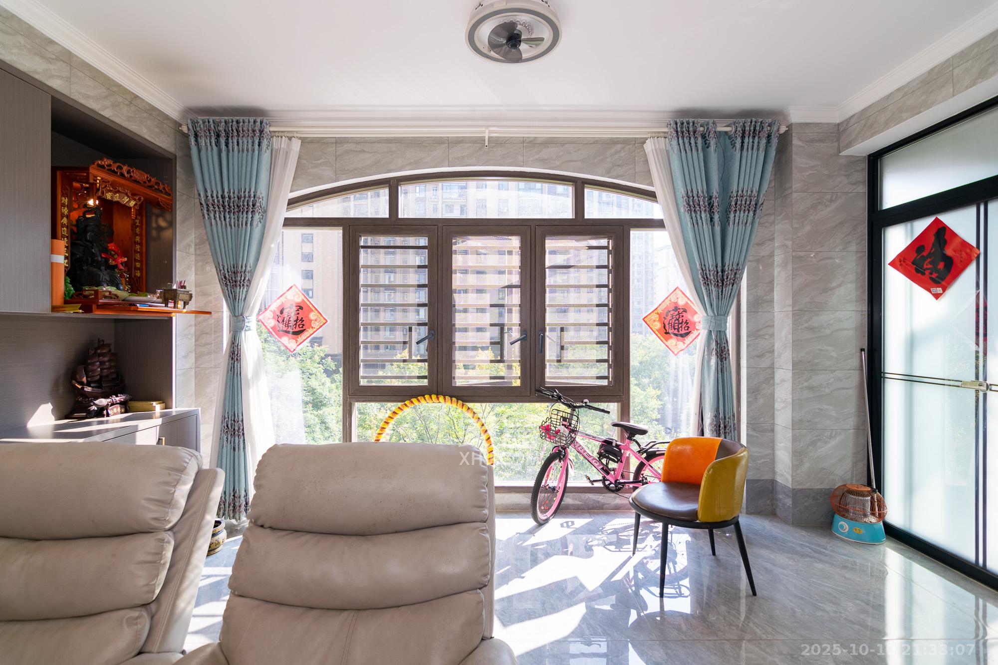 高域自然城  4室2厅2卫    145.0万阳台