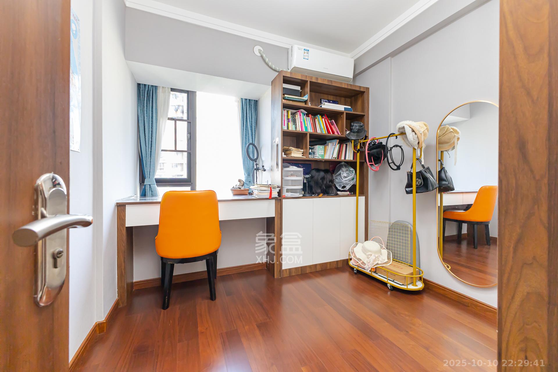 万润滨江天著  5室2厅2卫    135.0万卧室