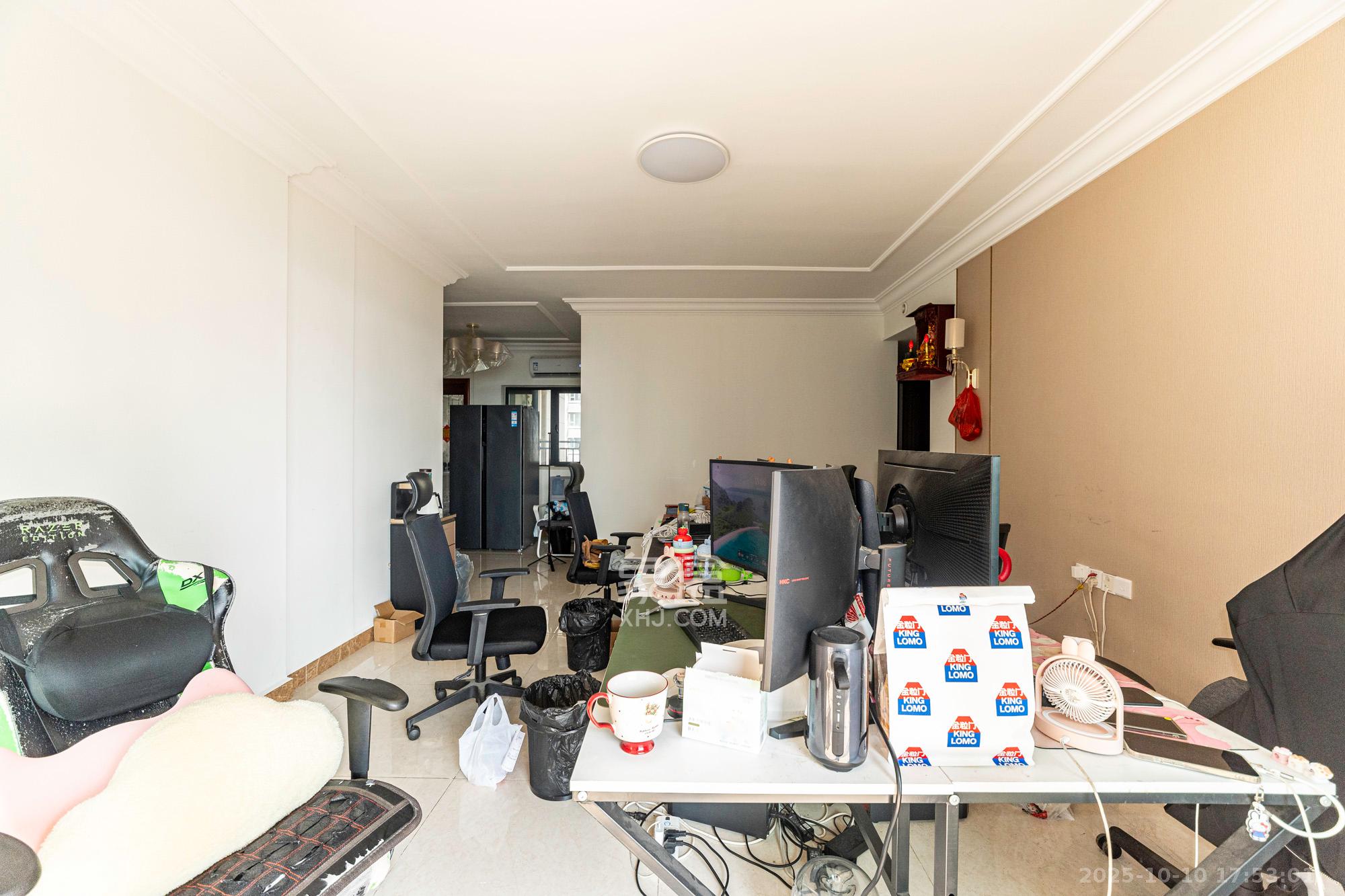 恒大雅苑  4室2厅2卫    158.0万客厅