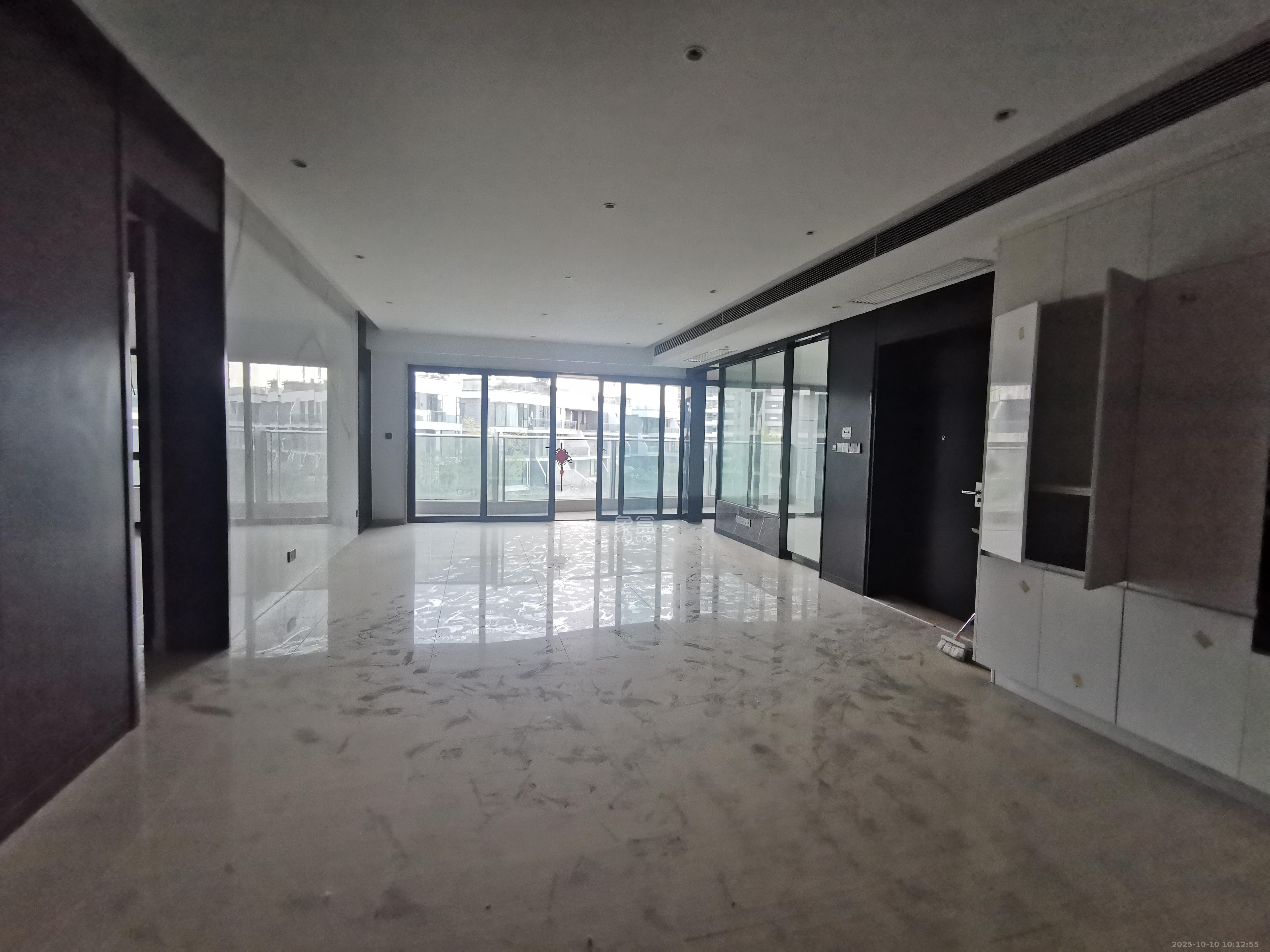 珠江颐德公馆  4室2厅2卫    10000.0元/月