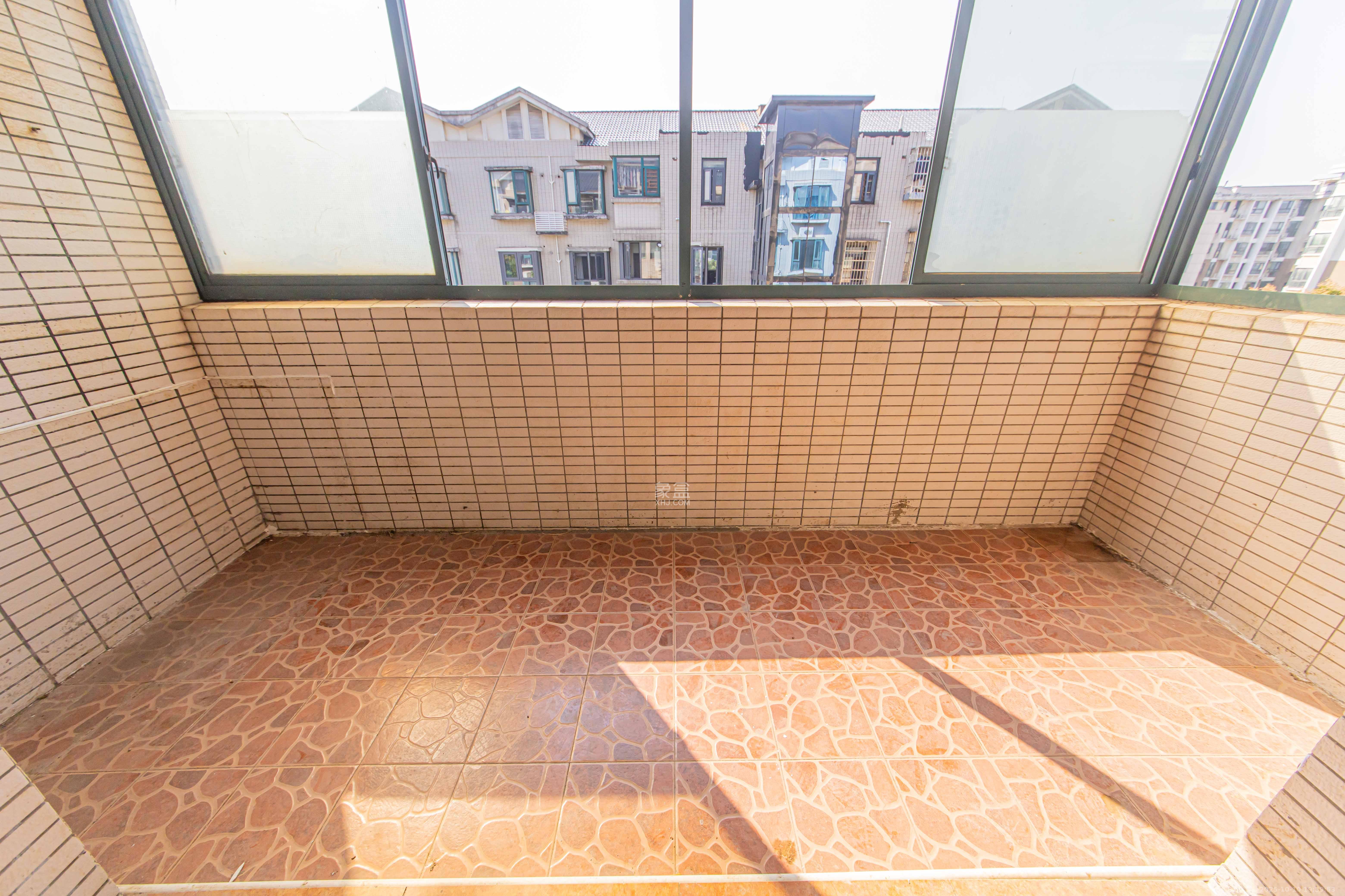 银桂苑  4室2厅2卫    126.0万阳台