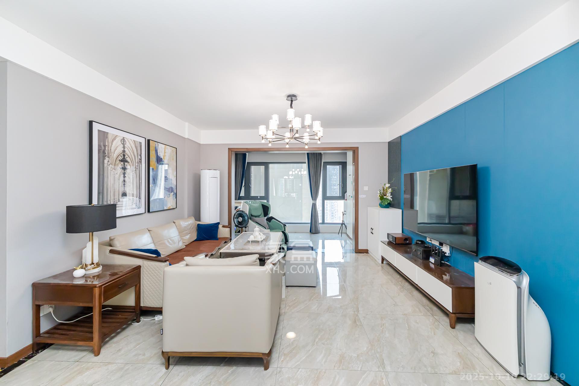 万润滨江天著 5室2厅2卫 135.0万 万润滨江天著 5室2厅2卫 135.0万客厅