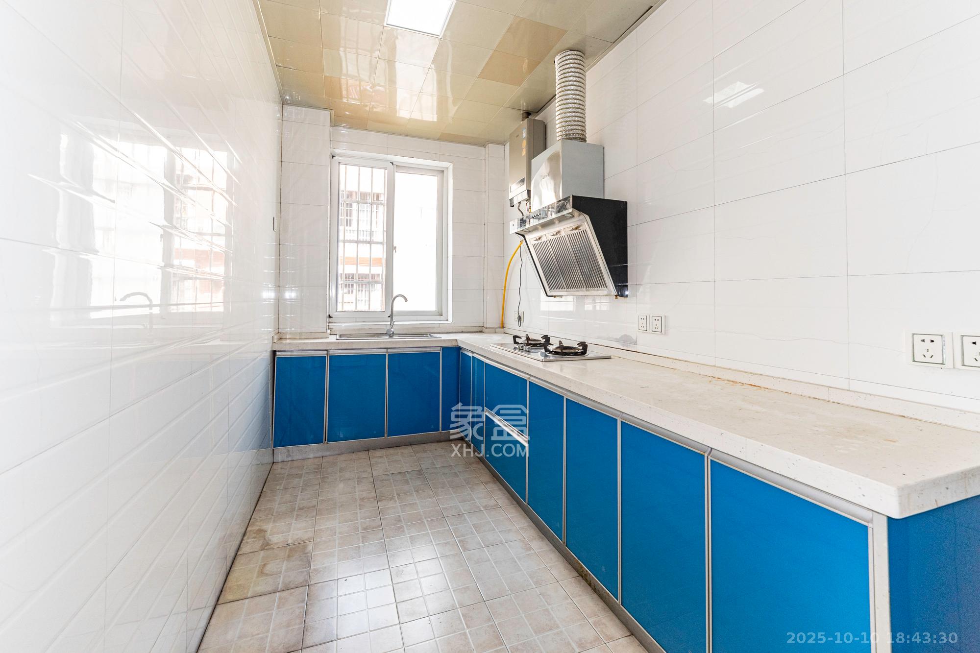 金鹰机电大市场 5室2厅2卫 106.8万 金鹰机电大市场 5室2厅2卫 106.8万厨房