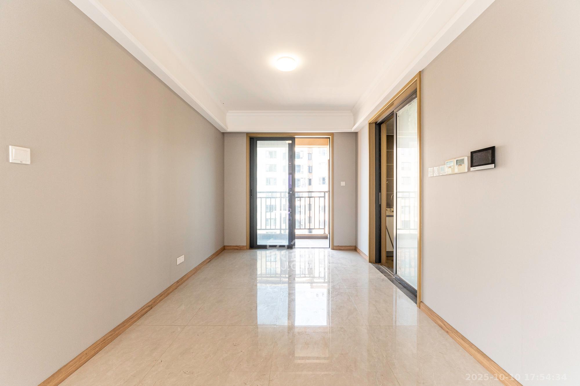 运达锦绣广场 4室2厅2卫 150.0万 运达锦绣广场 4室2厅2卫 150.0万客厅