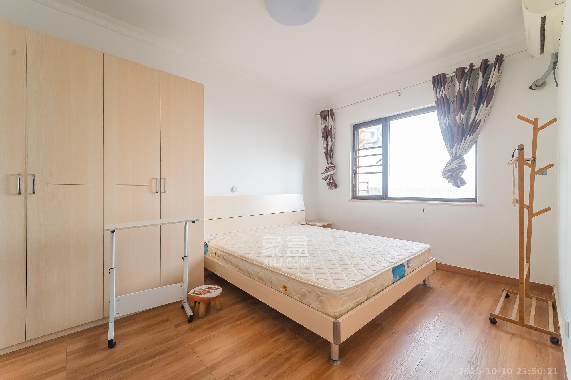 华润置地广场二期  3室2厅2卫    69.8万 华润置地广场二期  3室2厅2卫    69.8万卧室