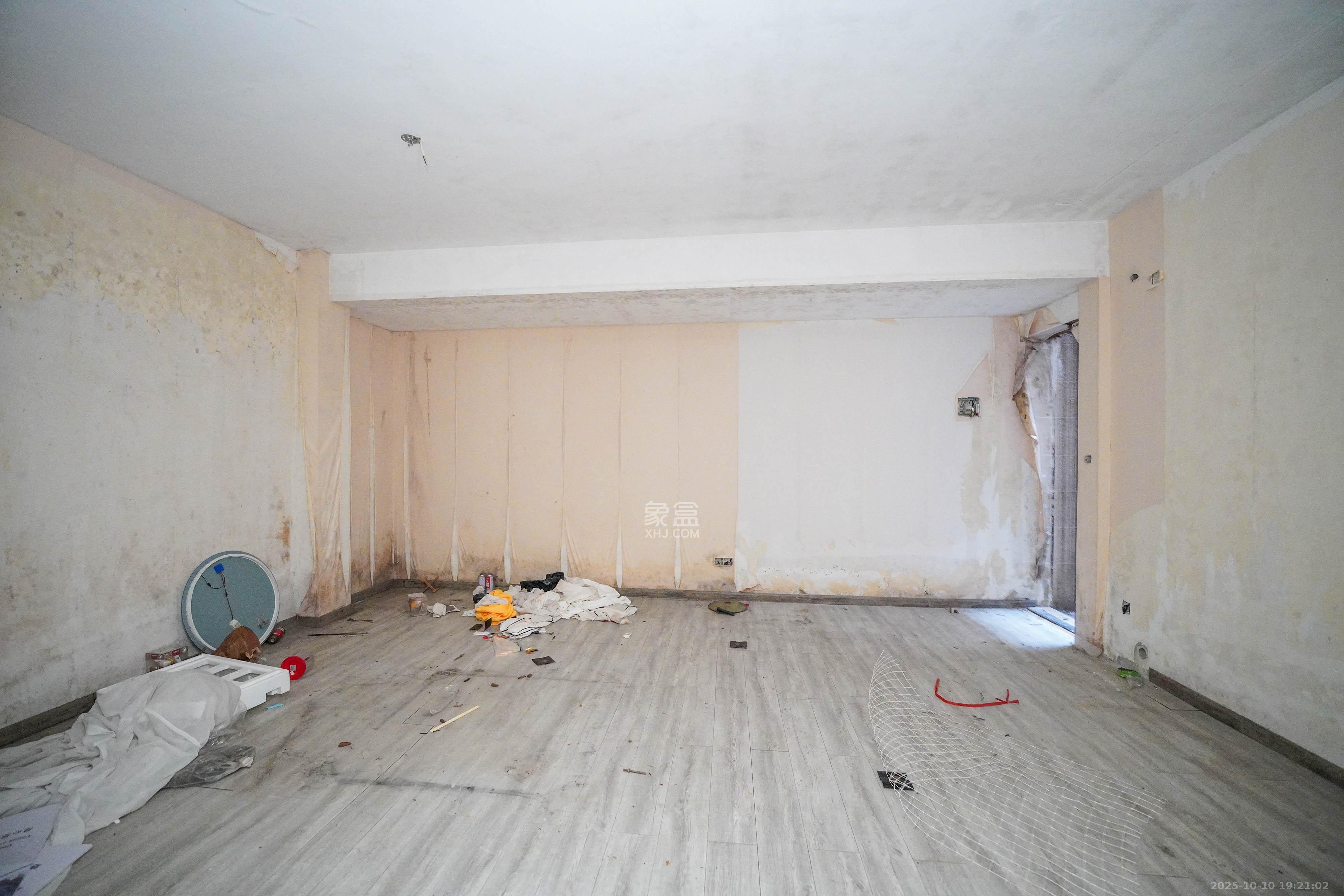 五矿万境蓝山  6室2厅4卫    355.0万卧室