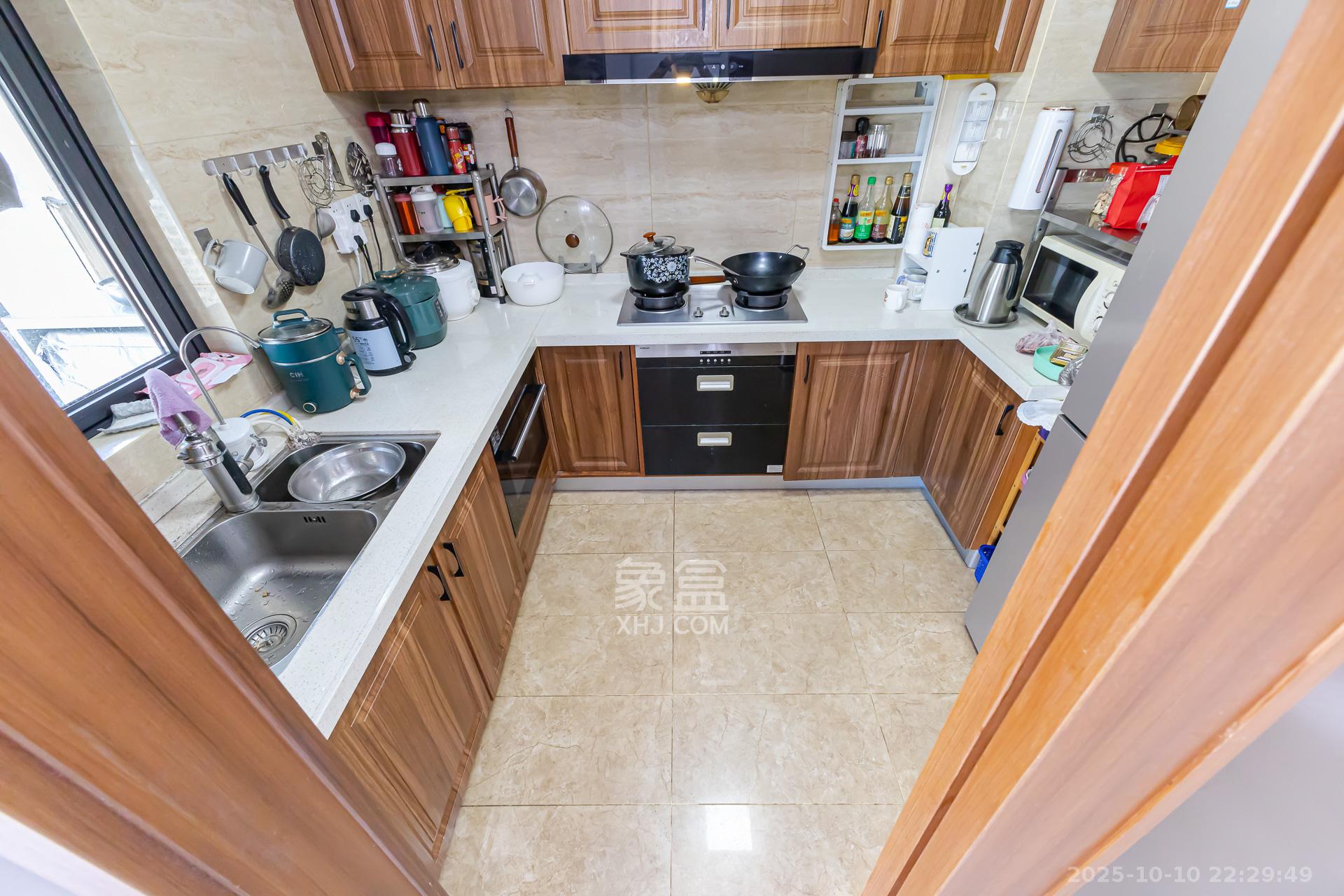 万润滨江天著  5室2厅2卫    135.0万厨房