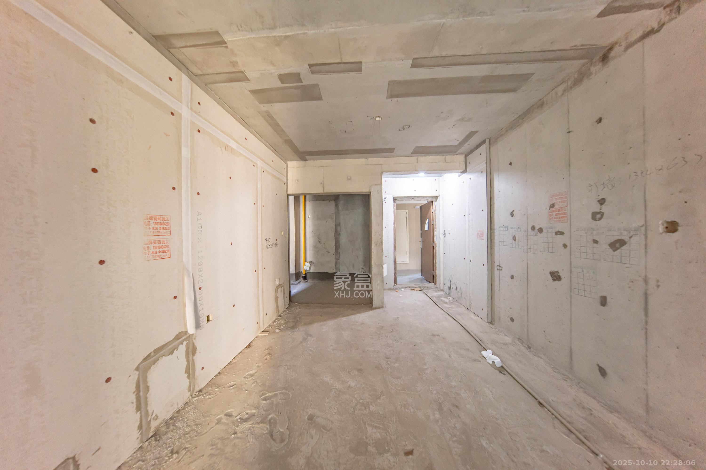 汉唐翰林府  1室0厅0卫    85.0万客厅