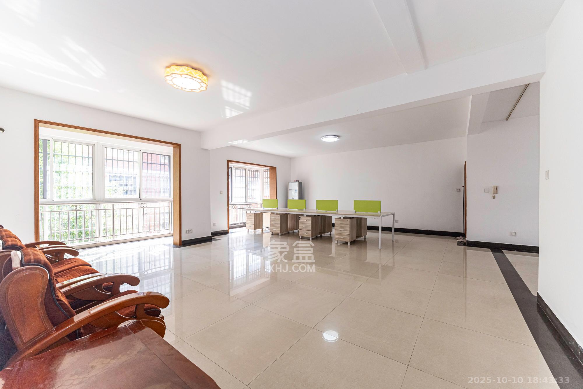 金鹰机电大市场  5室2厅2卫    106.8万客厅