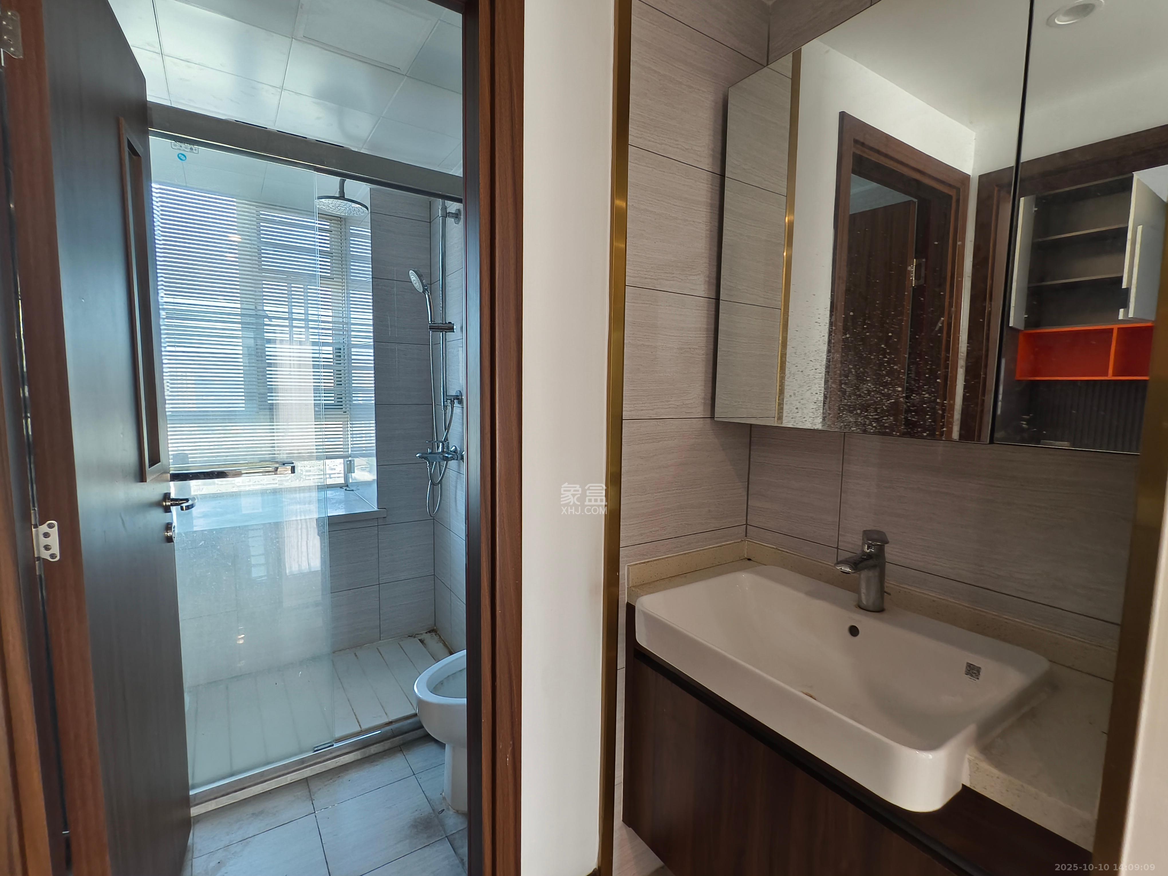 中欣楚天御府E区  3室2厅2卫    4000.0元/月室内图