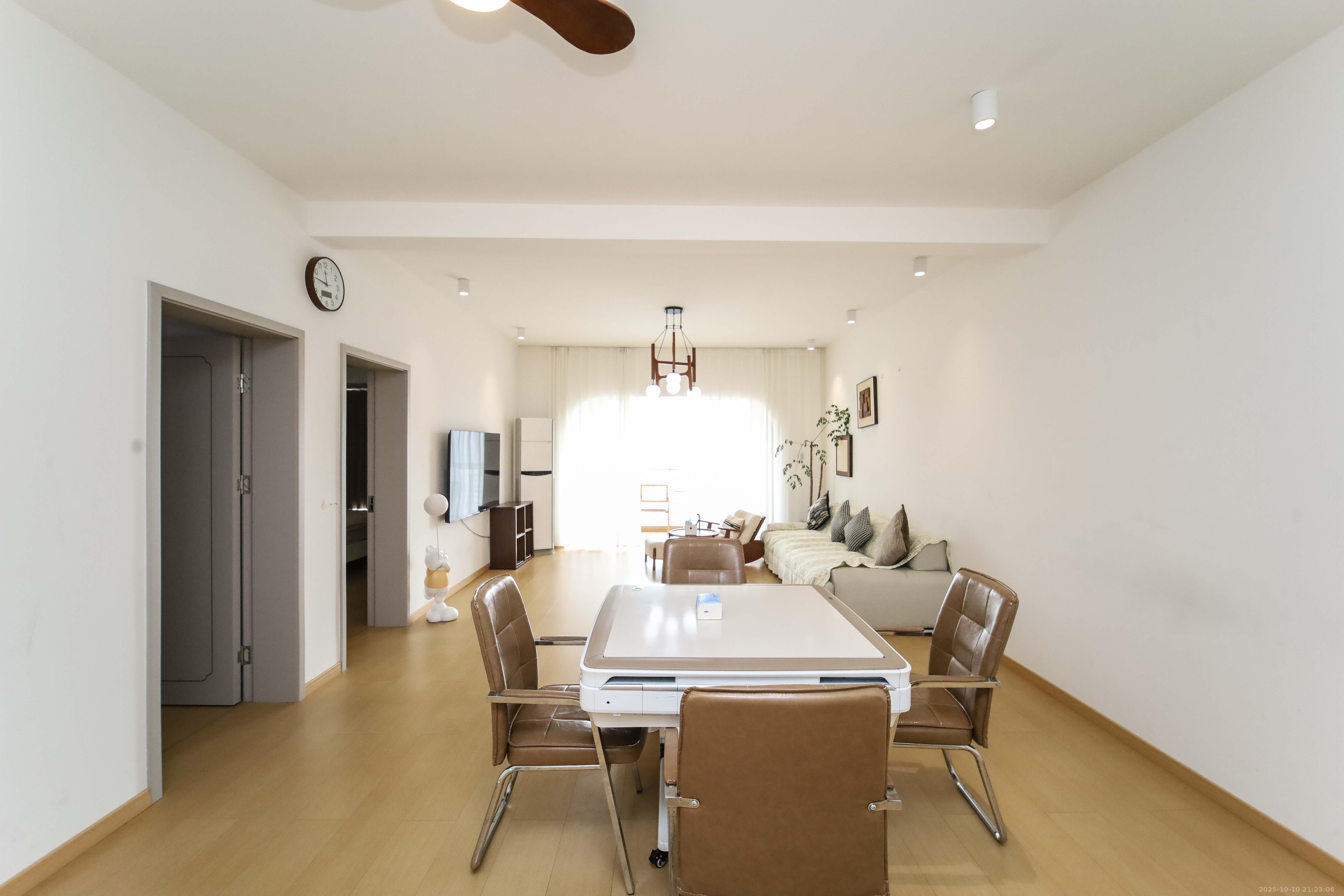 左岸右岸 3室2厅2卫 87.5万 左岸右岸 3室2厅2卫 87.5万客厅