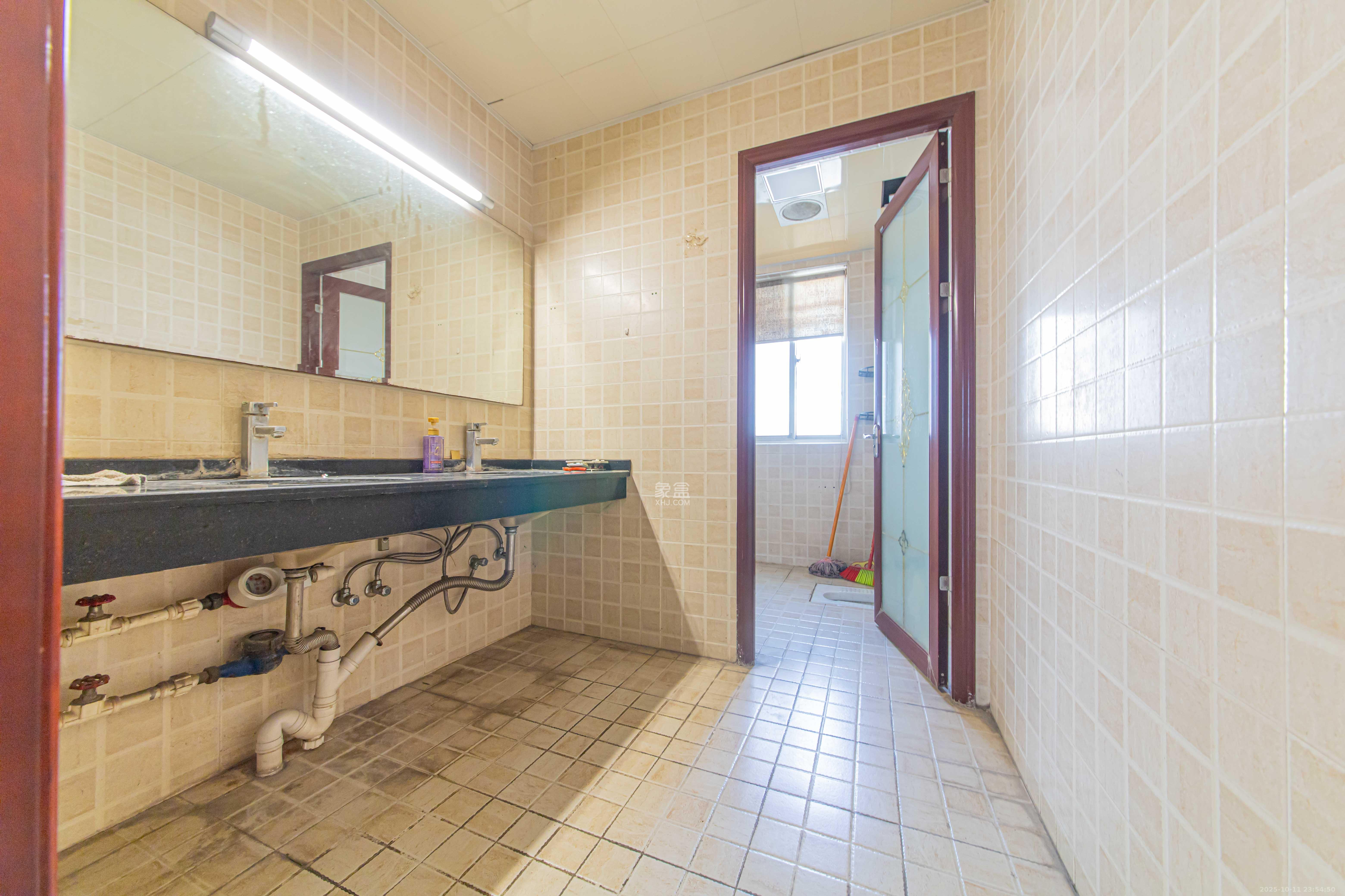 九峰小区(一二三四区) 4室2厅2卫 264.0万 九峰小区(一二三四区) 4室2厅2卫 264.0万卫生间