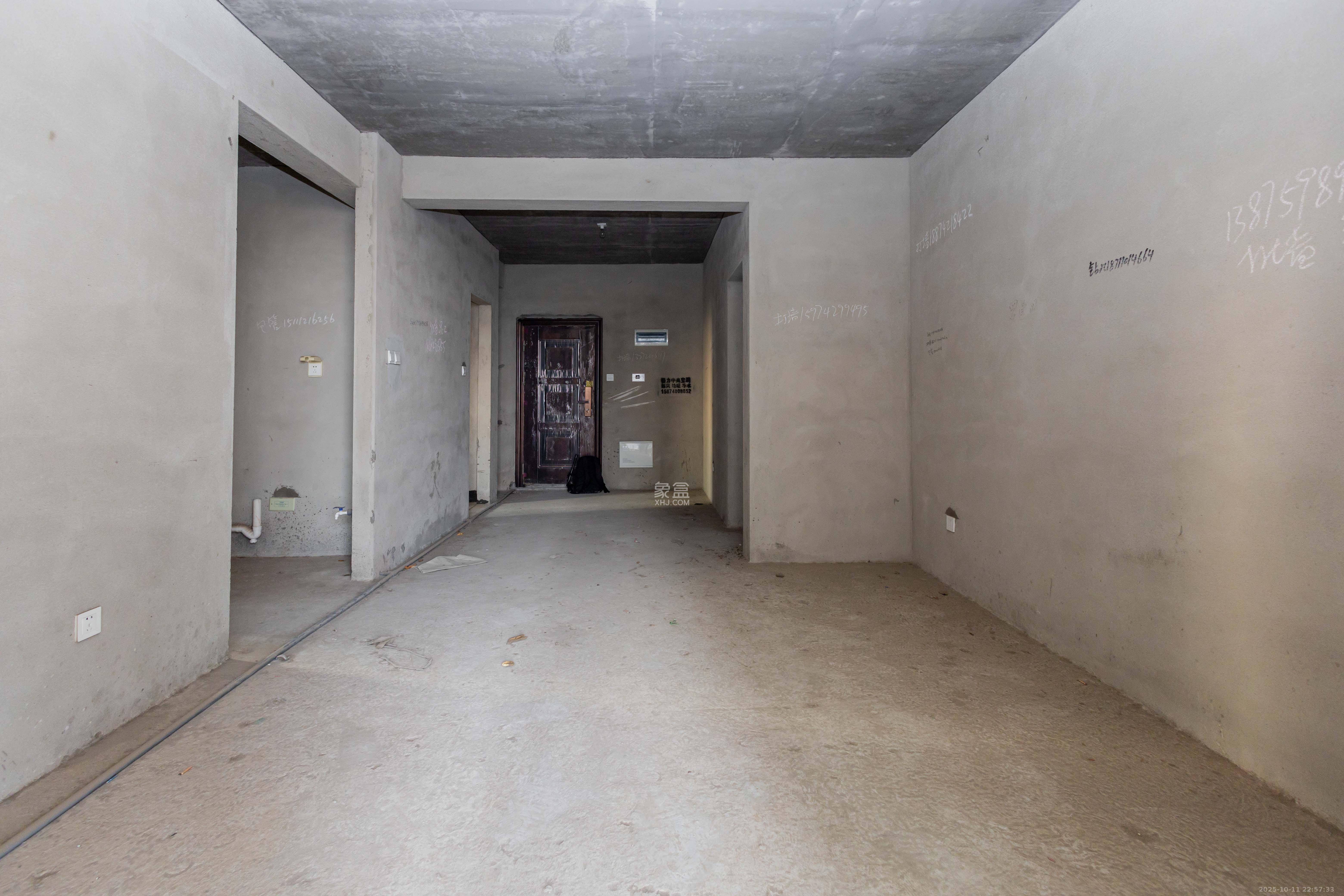 爵世名邸东湖（东湖壹号企业总部基地）  2室2厅1卫    56.8万客厅