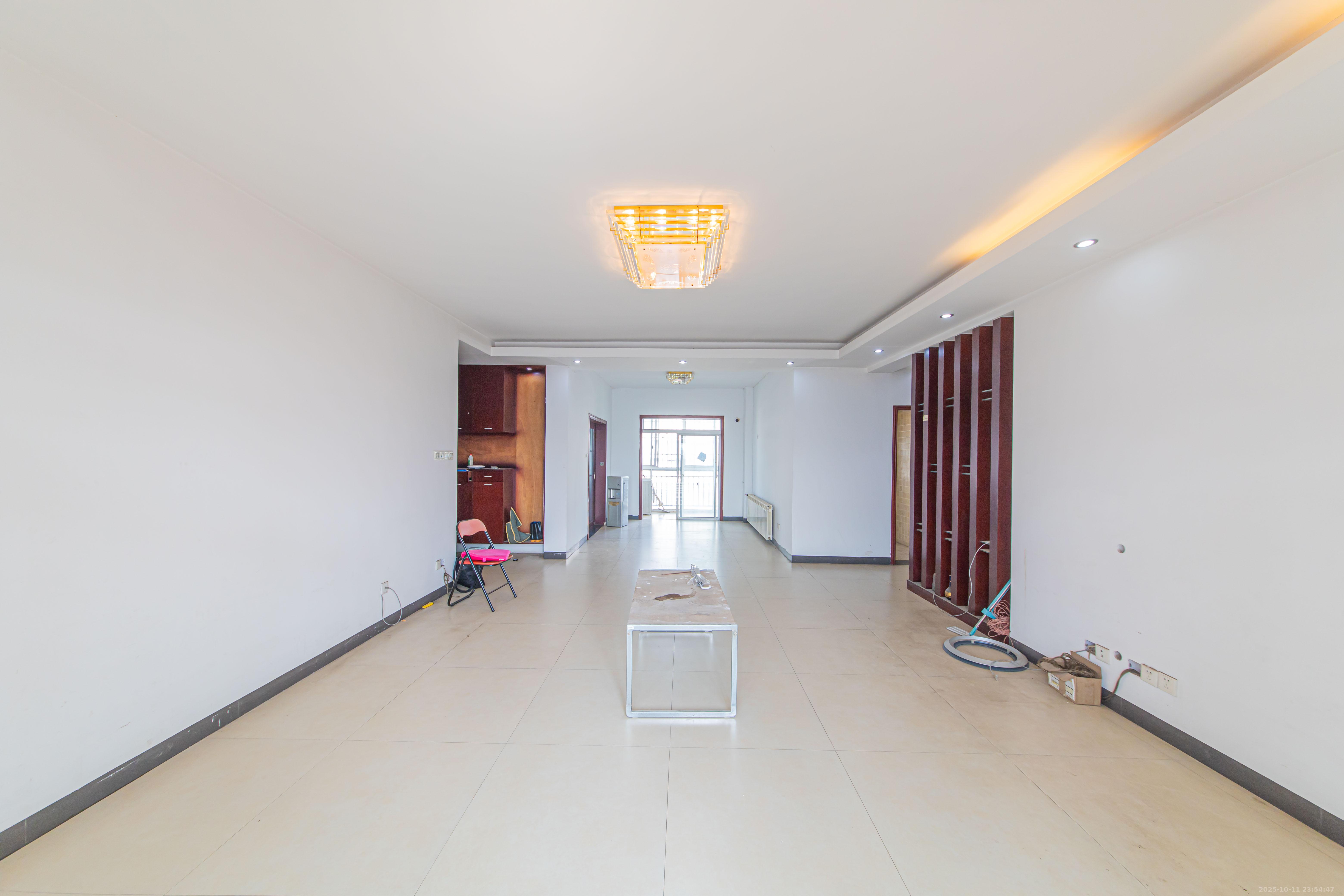 九峰小区(一二三四区) 4室2厅2卫 264.0万 九峰小区(一二三四区) 4室2厅2卫 264.0万客厅