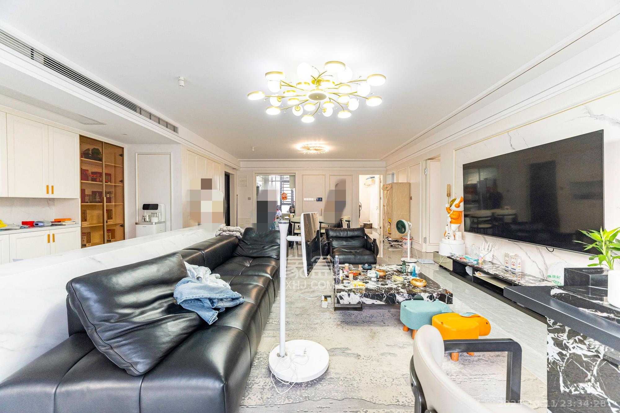 保利金香槟 3室2厅2卫 132.8万 保利金香槟 3室2厅2卫 132.8万客厅