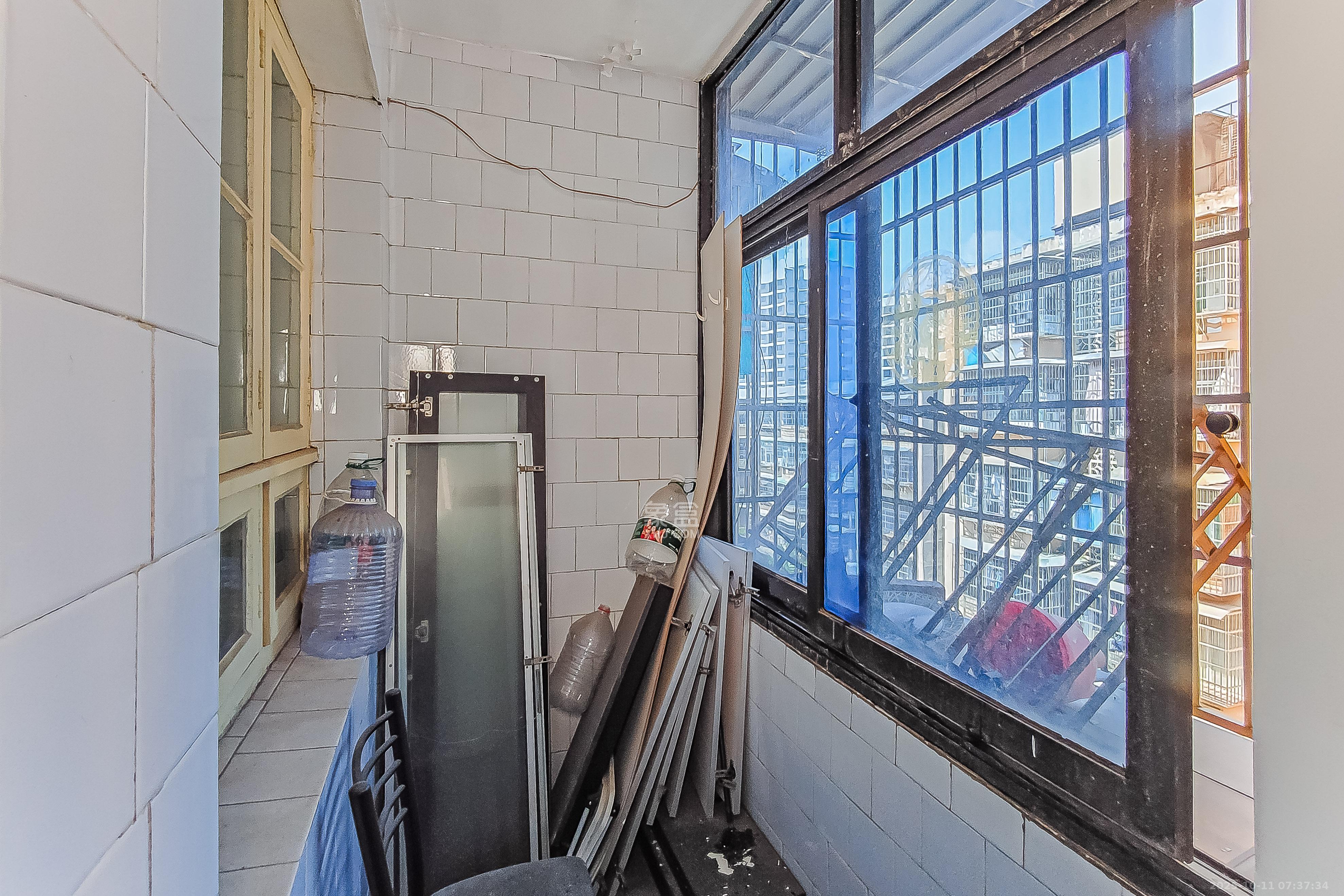 开发公司宿舍  1室1厅1卫    35.0万阳台