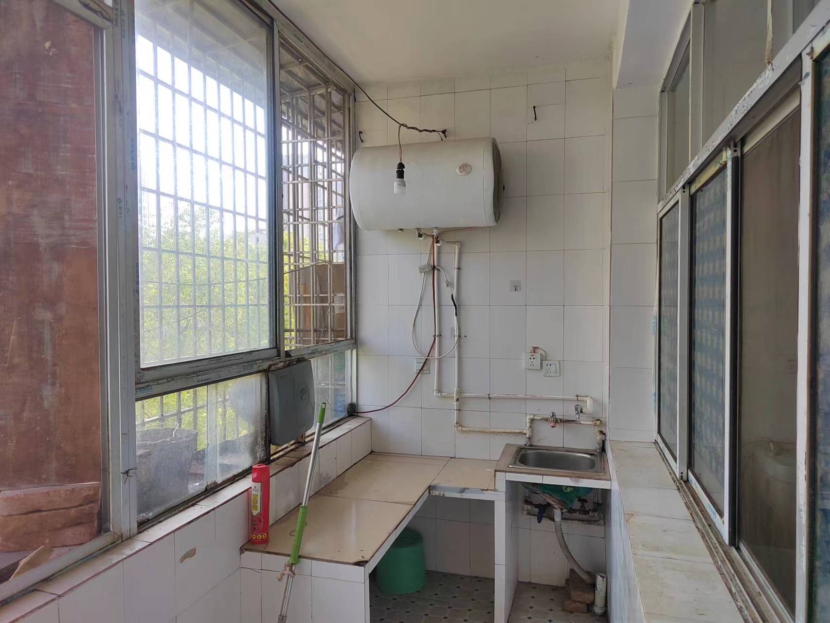 市人大政协机关大院住宅区(老市委) 1室1厅1卫 550.0元/月 市人大政协机关大院住宅区(老市委) 1室1厅1卫 550.0元/月室内图