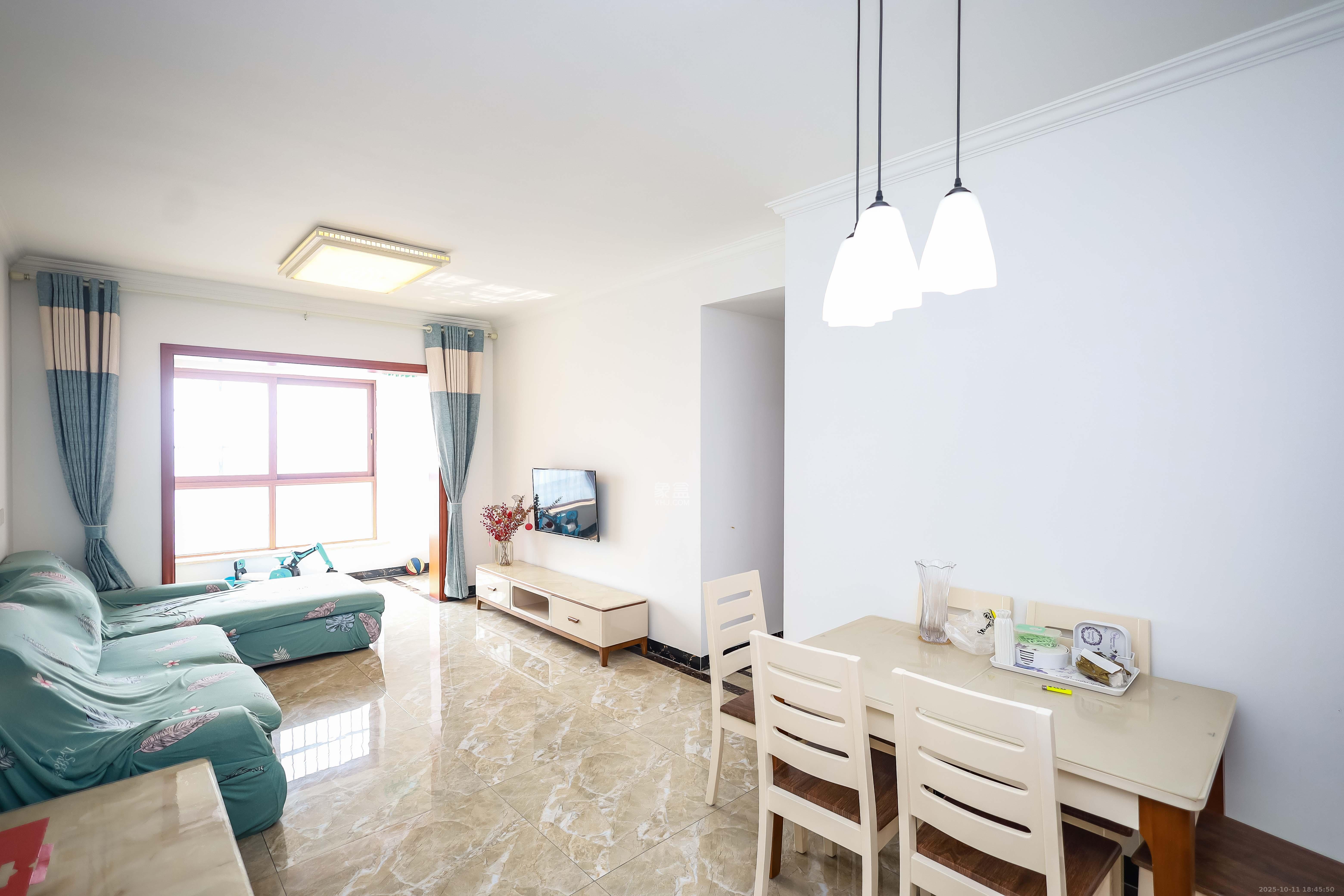 天麓尚层  3室2厅1卫    70.0万客厅