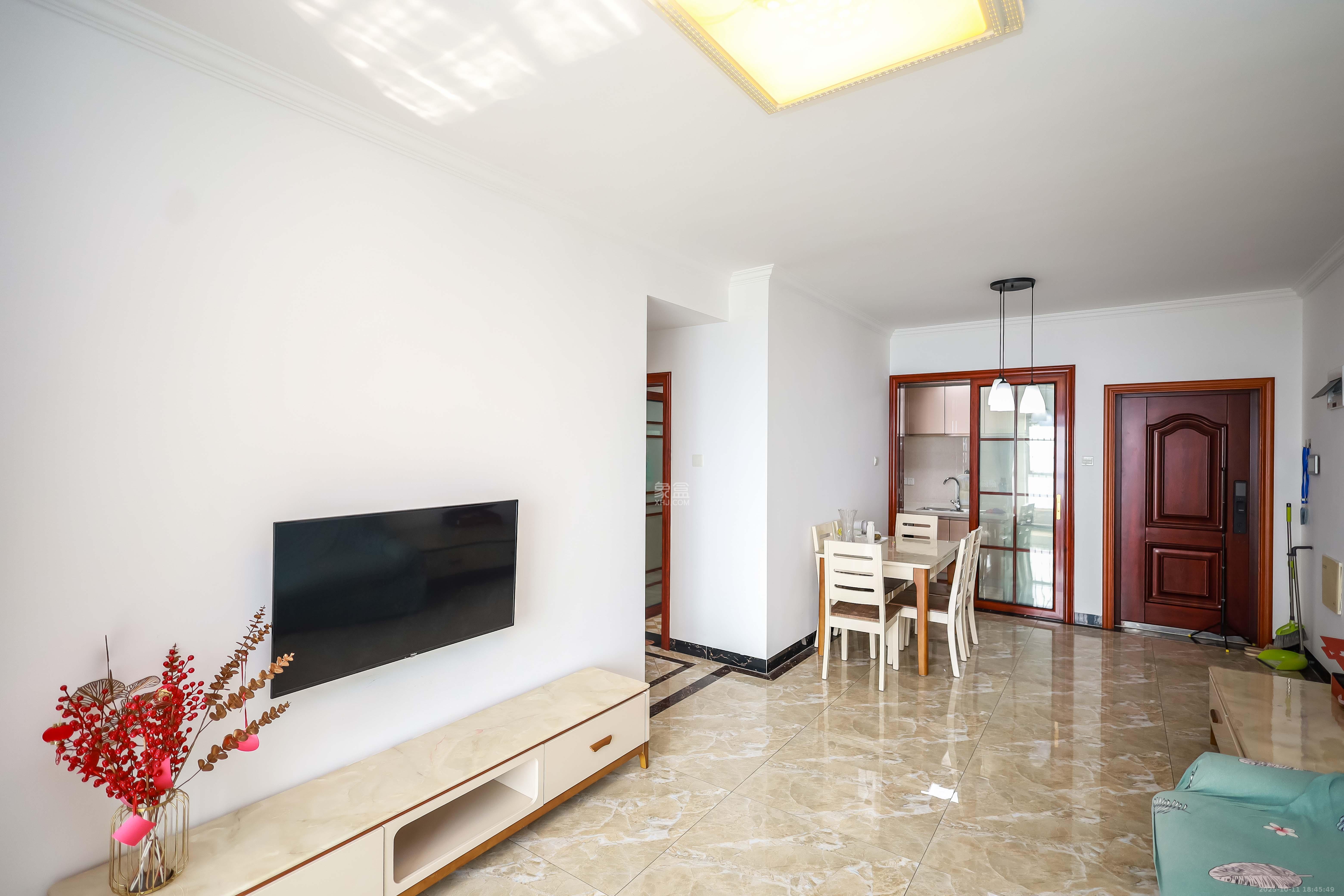 天麓尚层  3室2厅1卫    70.0万客厅