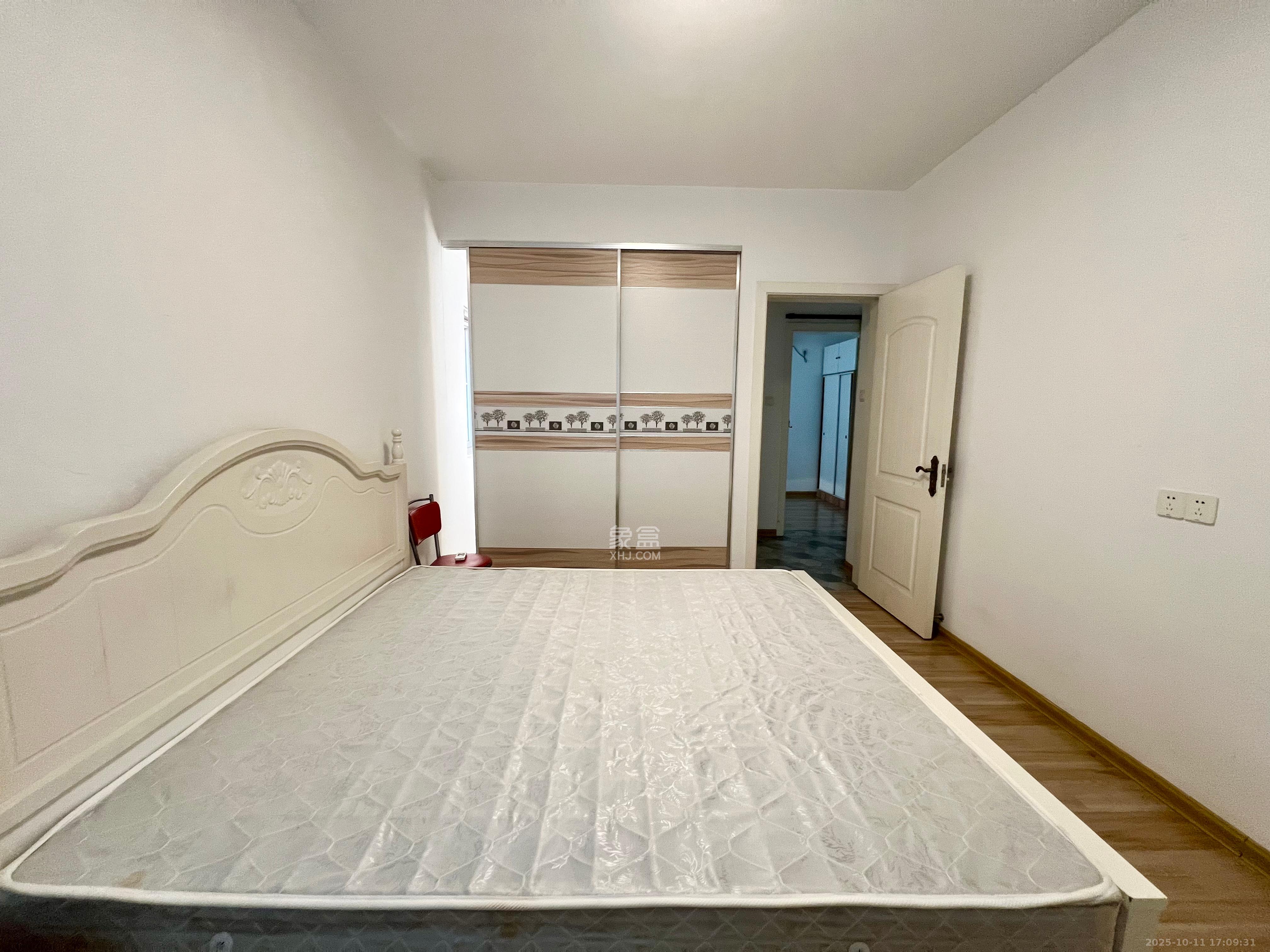 钱隆世家  3室2厅2卫    2000.0元/月室内图