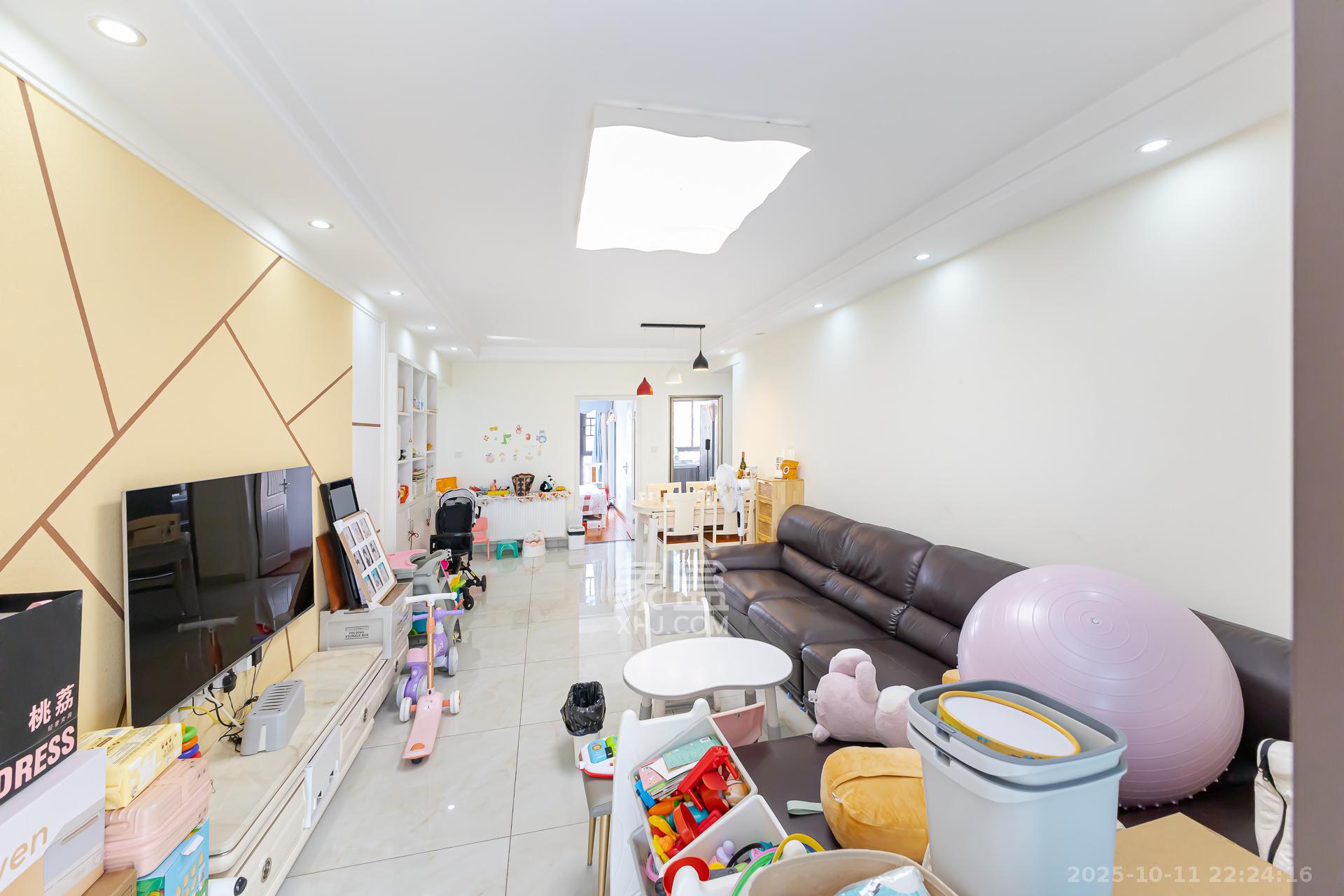 龙湖湘风原著(龙湖湘风星城) 4室2厅2卫 80.0万 龙湖湘风原著(龙湖湘风星城) 4室2厅2卫 80.0万客厅