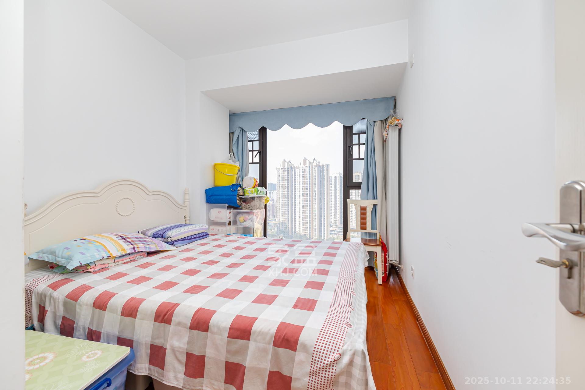 龙湖湘风原著（龙湖湘风星城）  4室2厅2卫    80.0万卧室