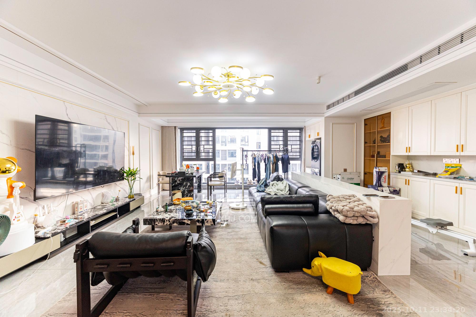 保利金香槟 3室2厅2卫 132.8万 保利金香槟 3室2厅2卫 132.8万客厅