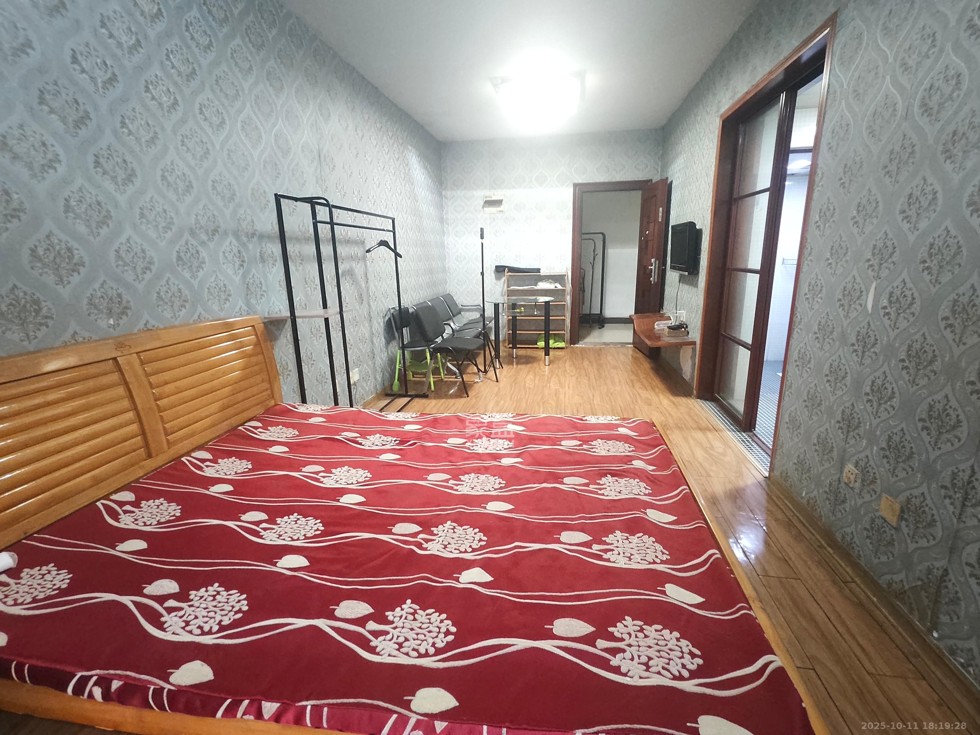 左岸右岸  1室1厅1卫    1500.0元/月室内图