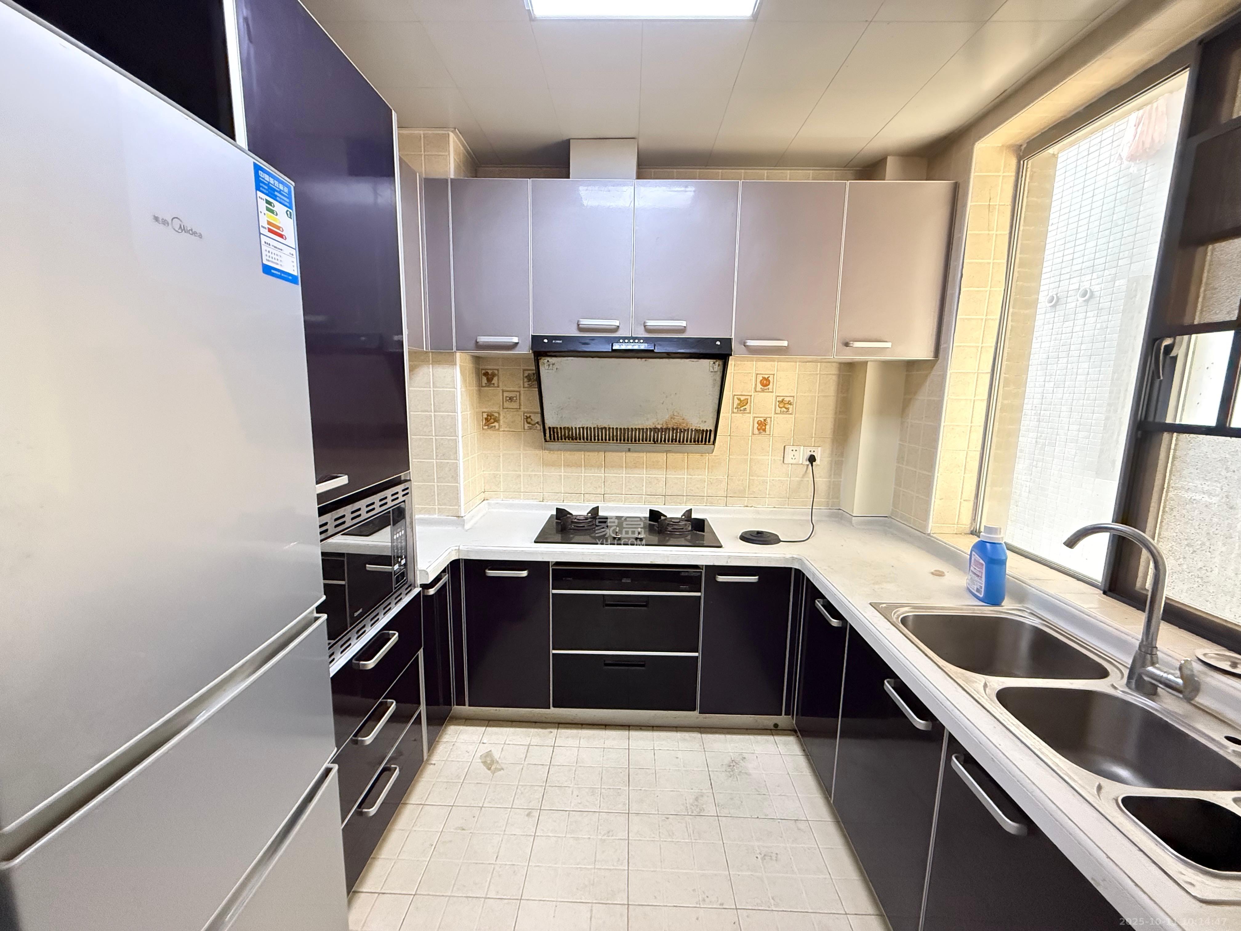 滨江君悦香邸  3室2厅2卫    2600.0元/月 滨江君悦香邸  3室2厅2卫    2600.0元/月室内图