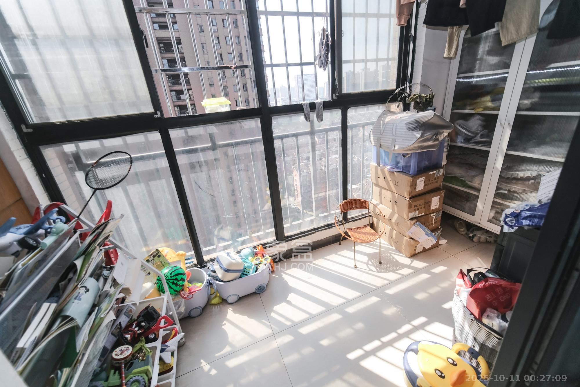 三一街区  3室2厅1卫    49.8万阳台