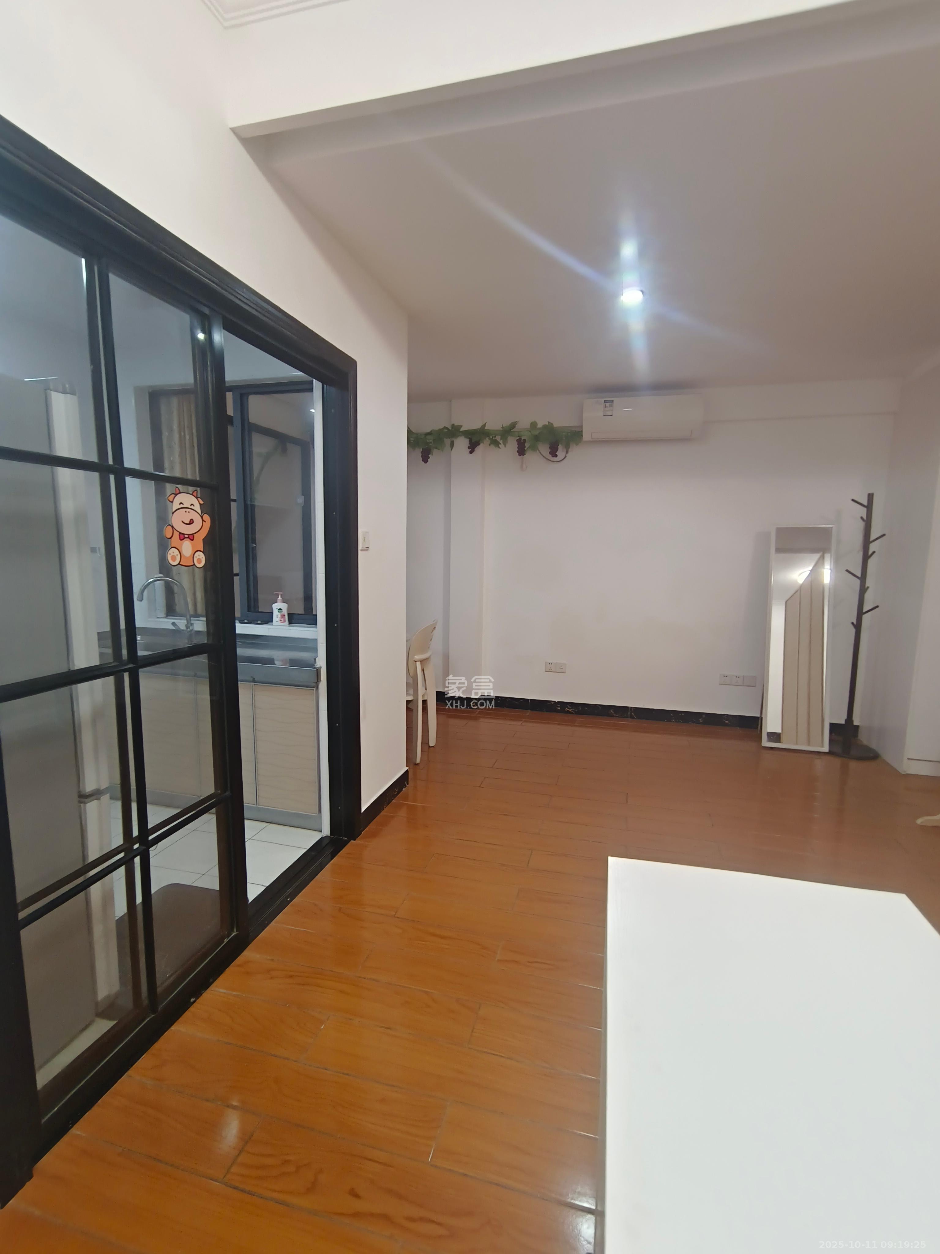 摩天一号  1室1厅1卫    2100.0元/月 摩天一号  1室1厅1卫    2100.0元/月室内图